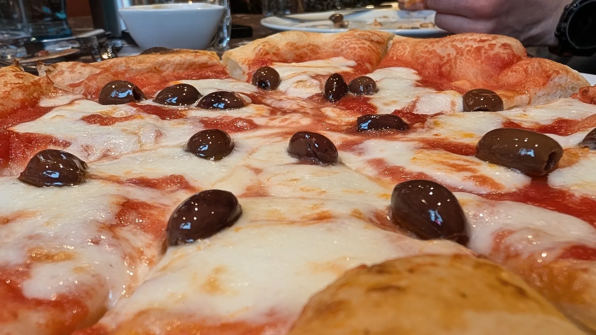 Neapolitanische Pizza aus dem Holzofen im A Modo Mio Uelzen
