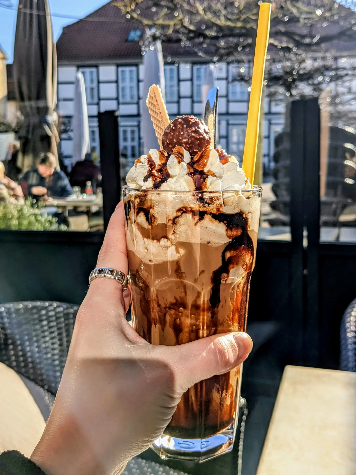 Eiskaffee auf der Terrasse vom Im Stadtgarten Uelzen mit Blick auf die Fachwerkhäuser in der Innenstadt
