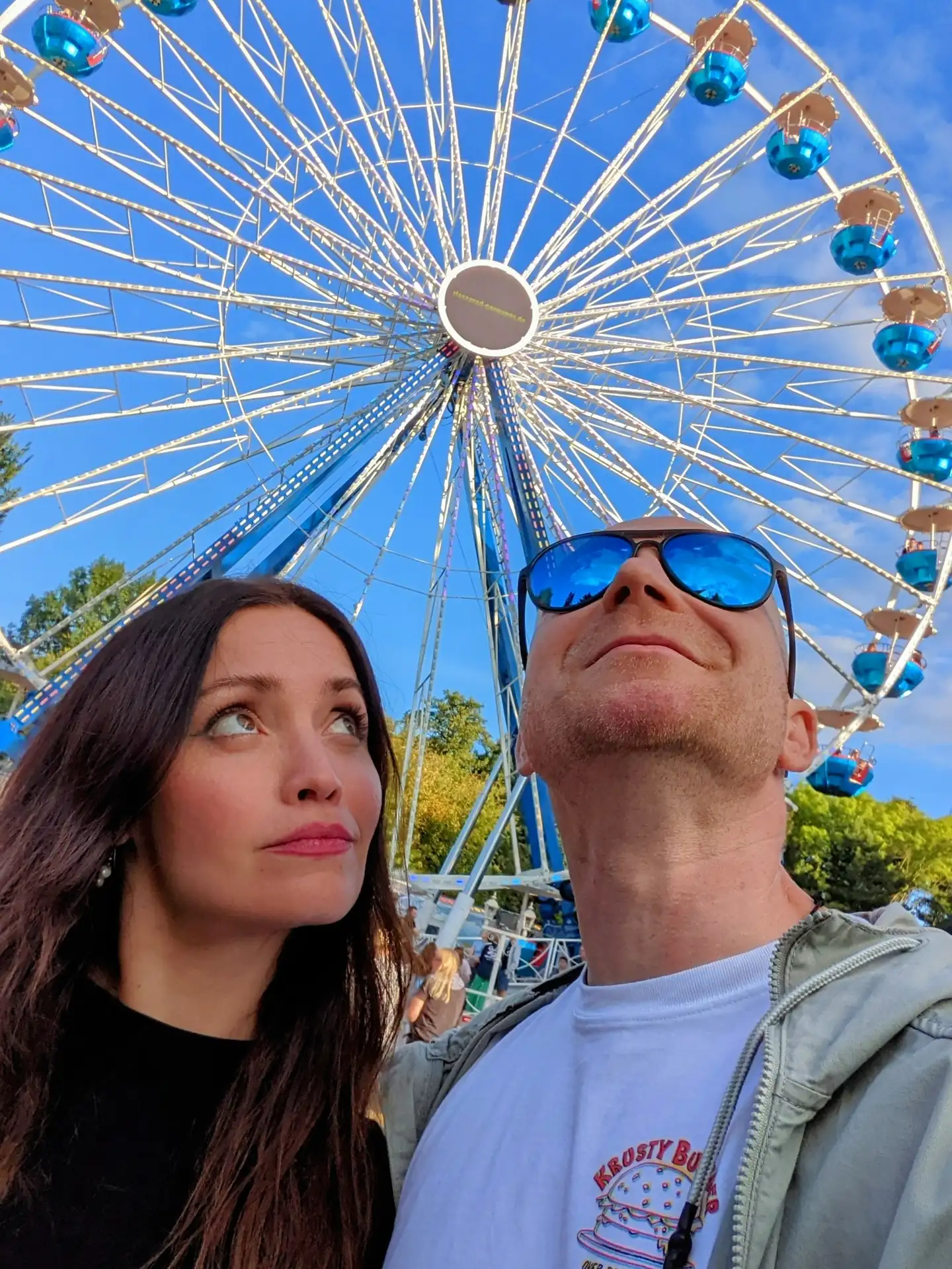 Magdalena und Martin vor dem Riesenrad auf dem Stadtfest Uelzen