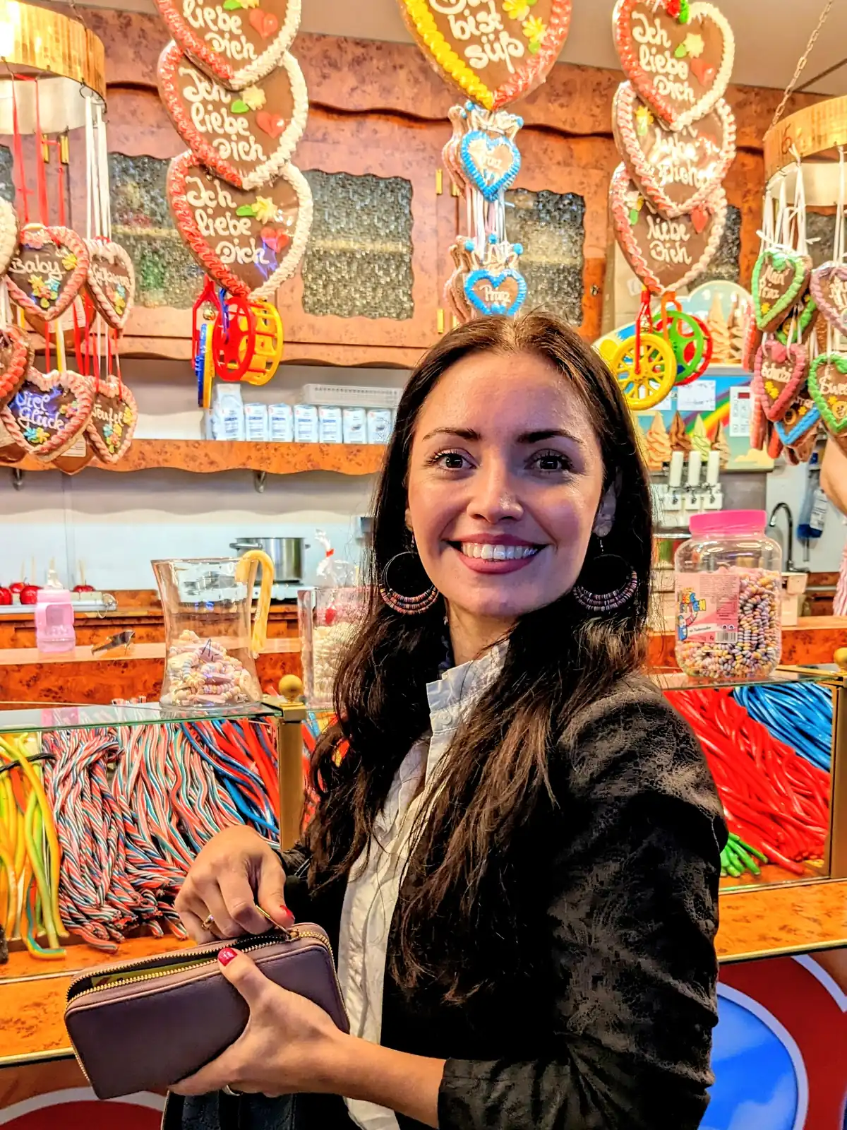 Magdalena am Süßwarenstand mit Lakritz und Lebkuchenherzen auf dem Stadtfest Uelzen