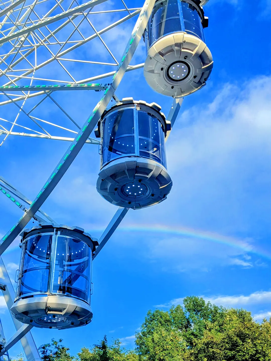 Riesenrad-Gondeln mit Regenbogen am Himmel auf dem Stadtfest Uelzen