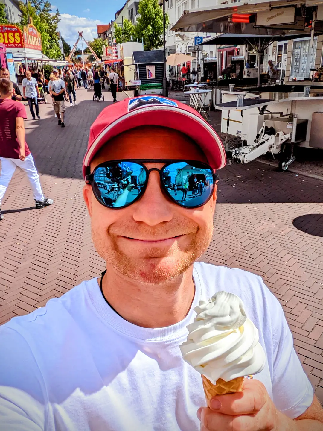 Martin mit dänischem Softeis in der Fußgängerzone beim Stadtfest Uelzen