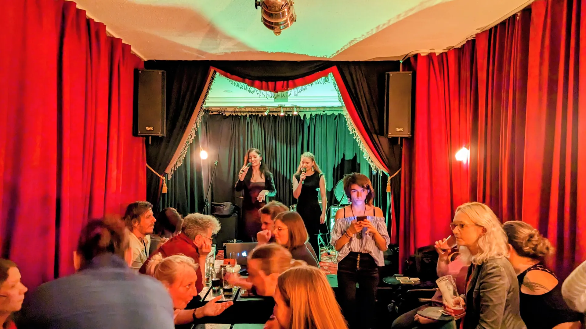 Karaoke-Abend im The Crazy Cock Irish Pub Uelzen, Magdalena singt mit Duett-Partnerin auf der Bühne