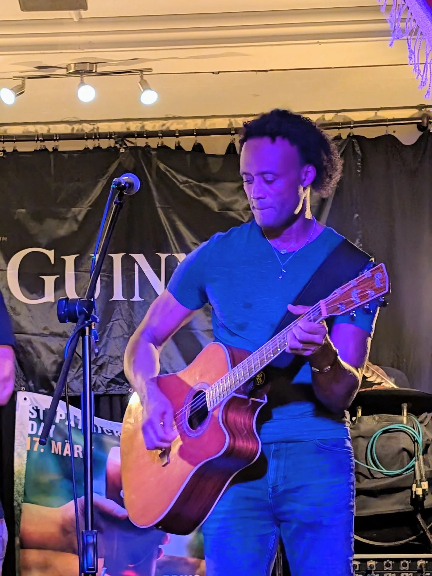 Live-Musik im Crazy Cock Uelzen, Gitarrist auf der Bühne des Irish Pubs