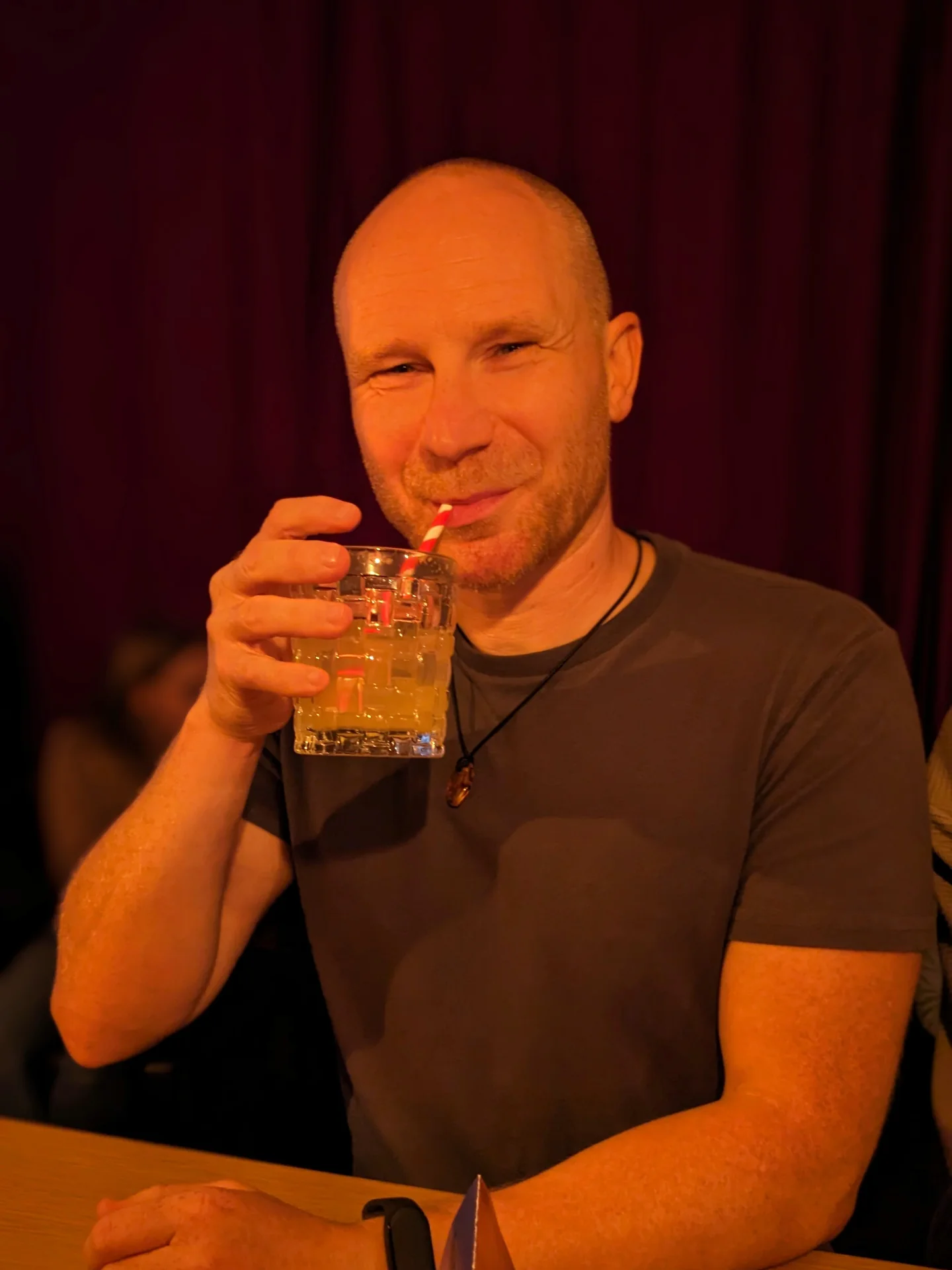 Martin trinkt einen alkoholfreien Cocktail im The Crazy Cock Irish Pub in Uelzen