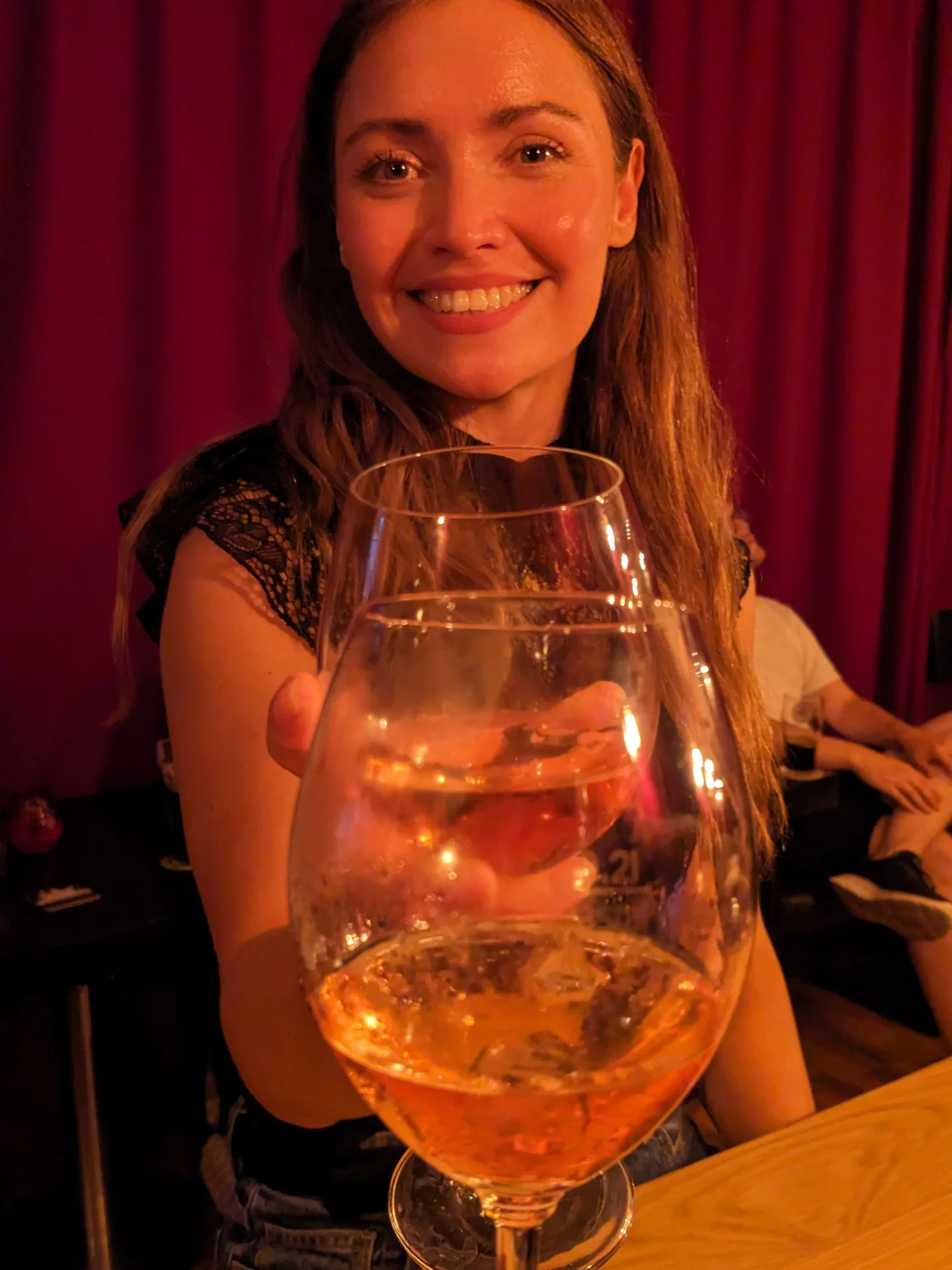 Magdalena stößt im Crazy Cock Uelzen mit Cocktails an
