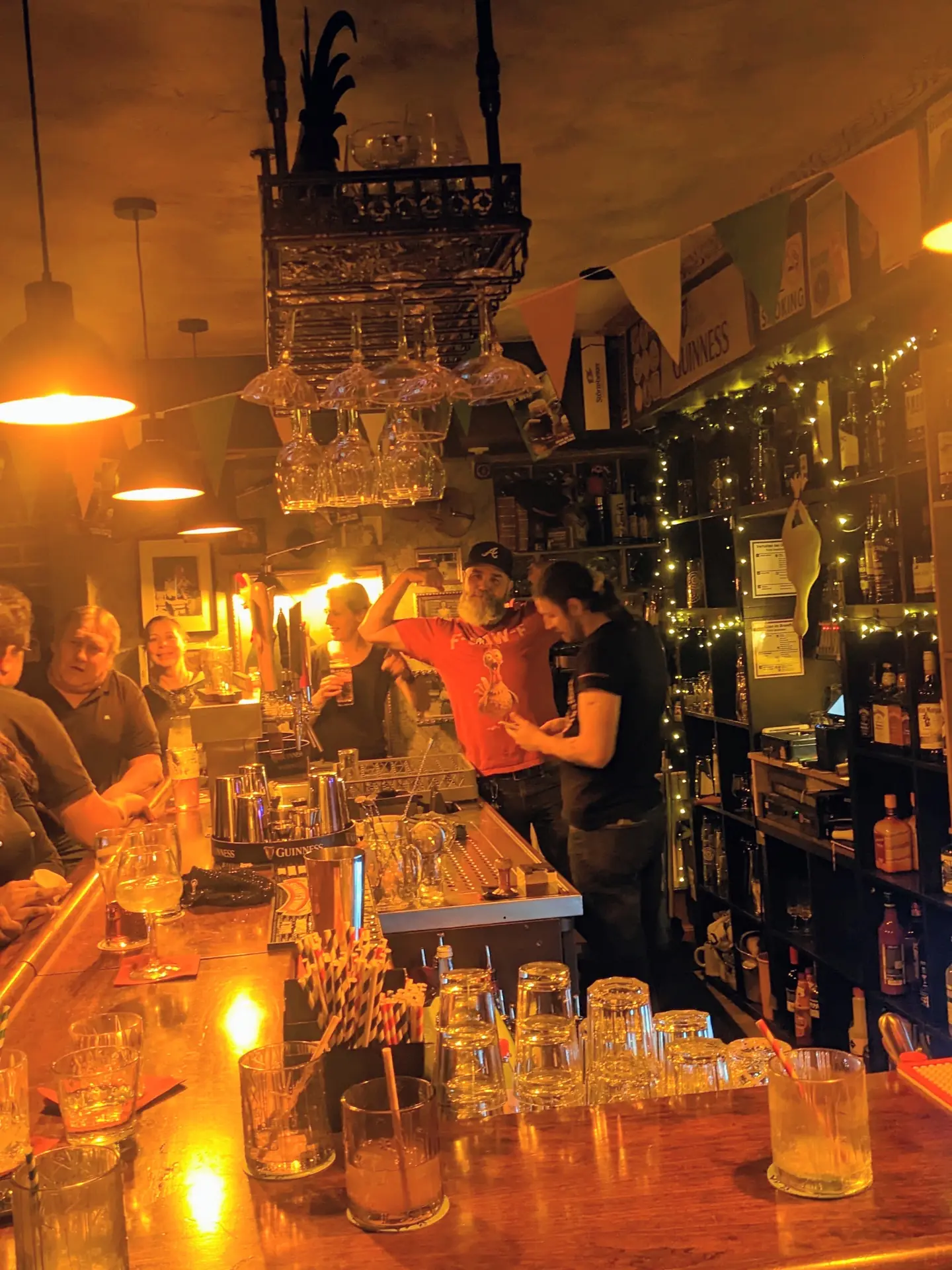 Bar-Tresen im The Crazy Cock Irish Pub Uelzen mit warmem Licht und hängenden Gläsern