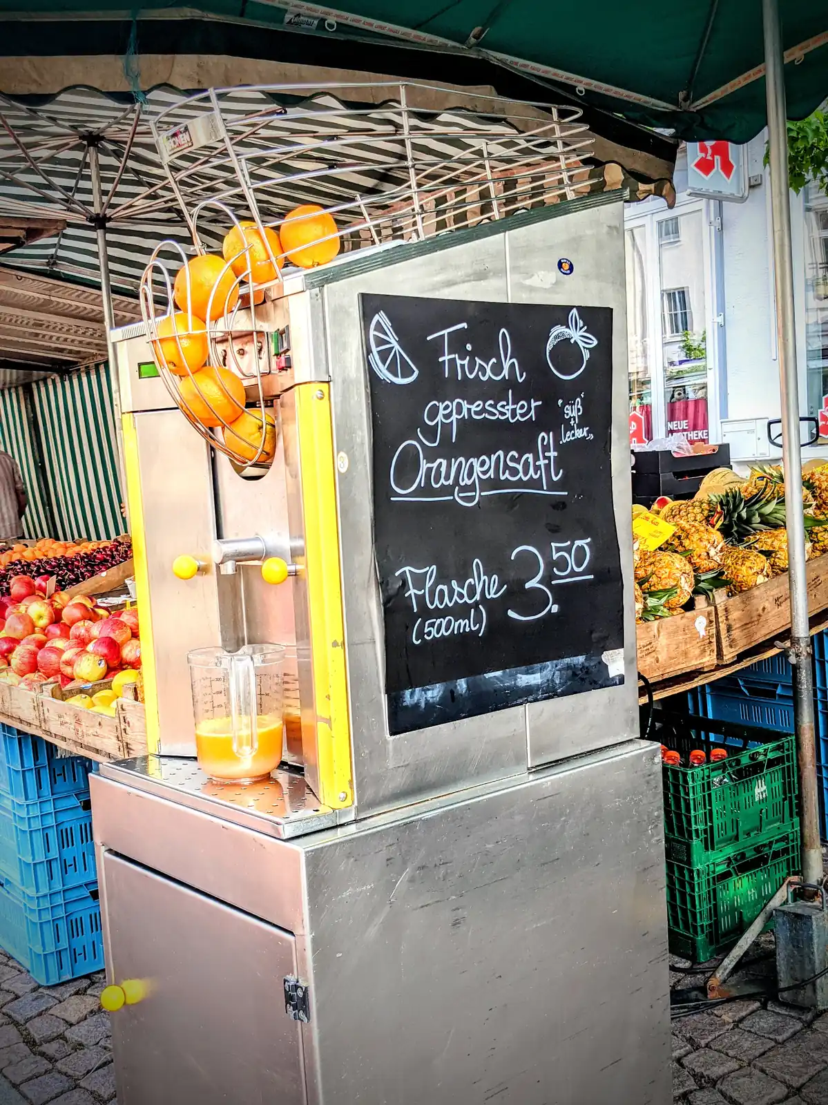 Frisch gepresster Orangensaft am Obststand auf dem Vitalmarkt Uelzen