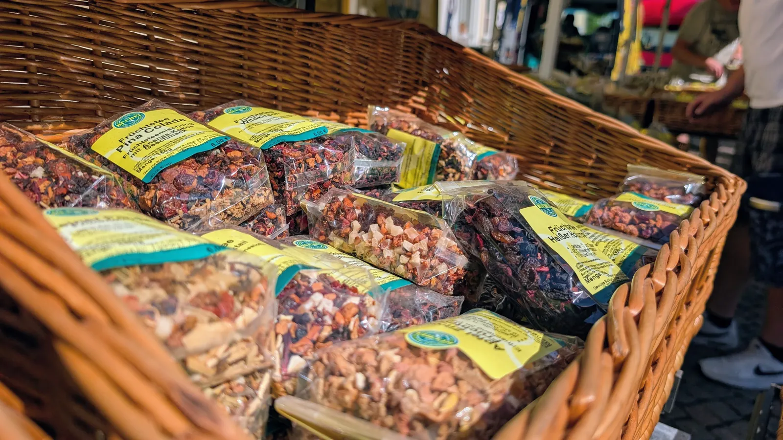 Früchtetee-Mischungen in Körben am Stand von Gewürze Büchel auf dem Wochenmarkt Uelzen