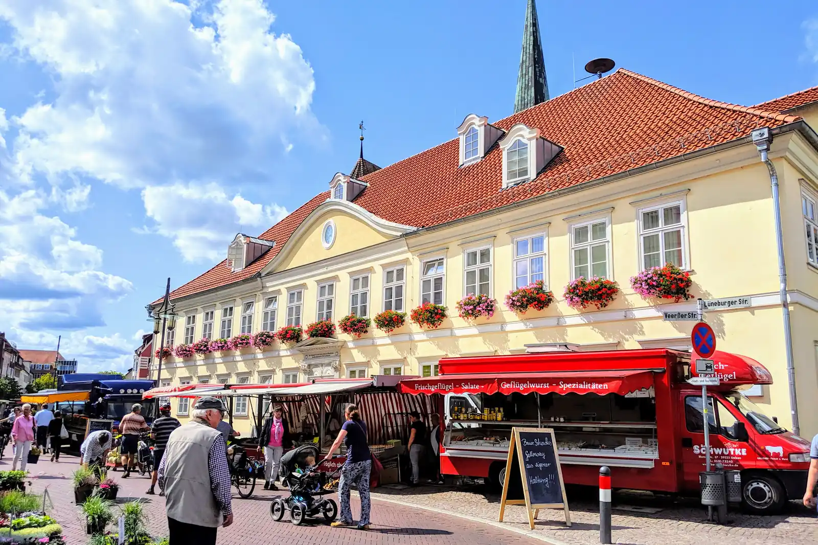 Marktstände vor dem Alten Rathaus auf dem Wochenmarkt Uelzen