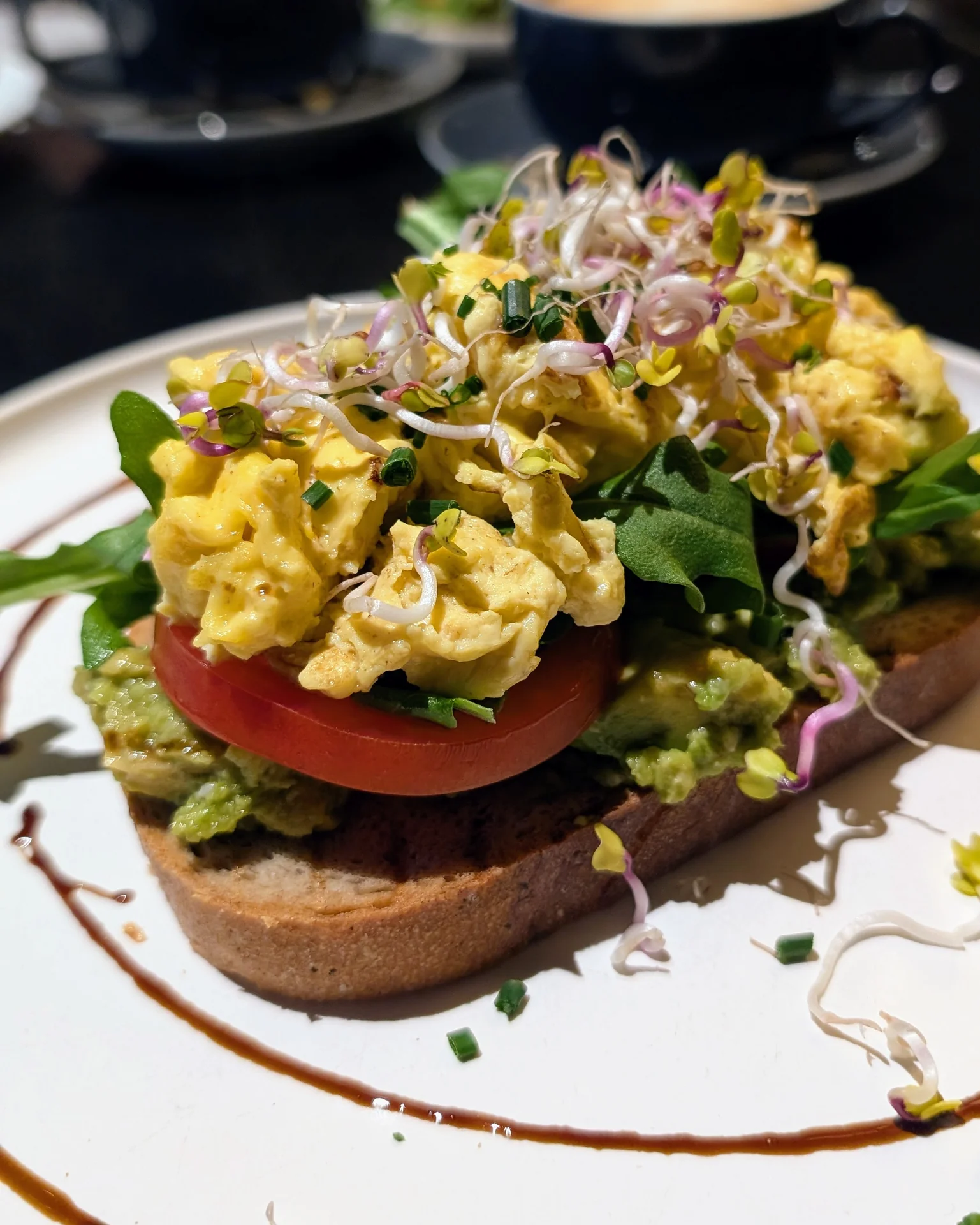 Avocado-Stulle mit Rührei extra beim Frühstück in Uelzen im Asado.Deli