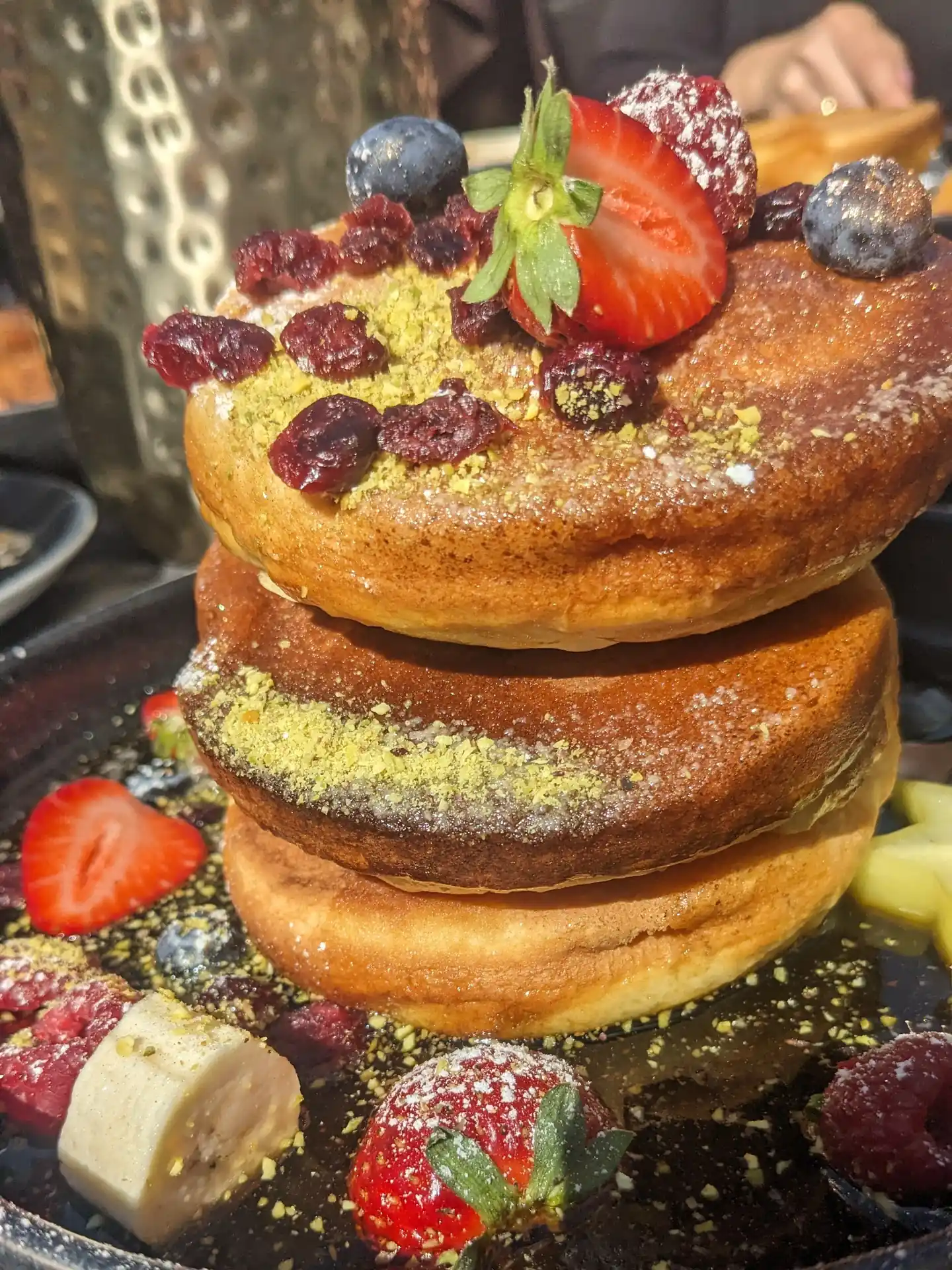 Dicke Pancakes mit Beeren und Pistazien zum Frühstück in Uelzen im Asado.Deli
