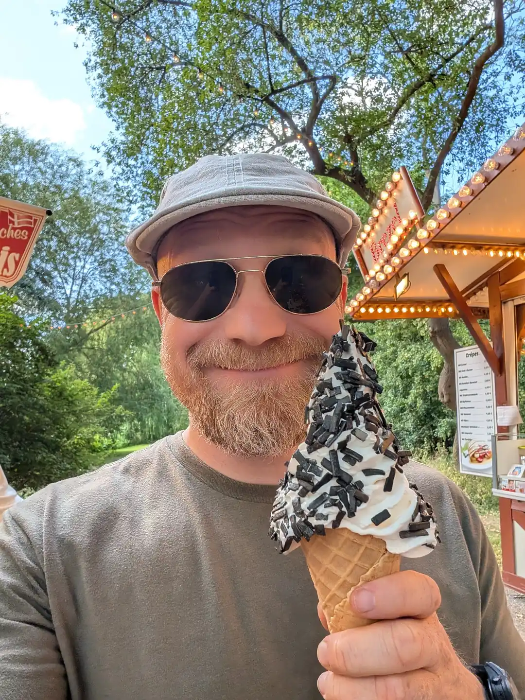 Martin mit dänischem Softeis mit Lakritz-Streuseln beim Stadtfest Uelzen