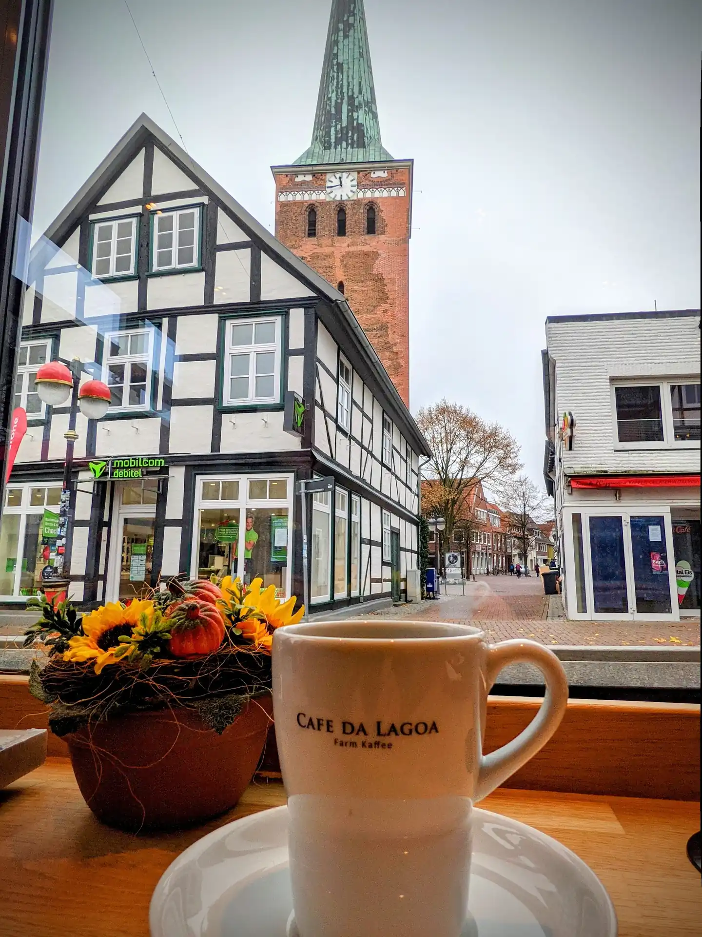 Blick aus dem Fenster der Bäckerei Warnecke in Uelzen auf die St.-Marien-Kirche, davor eine Tasse Kaffee