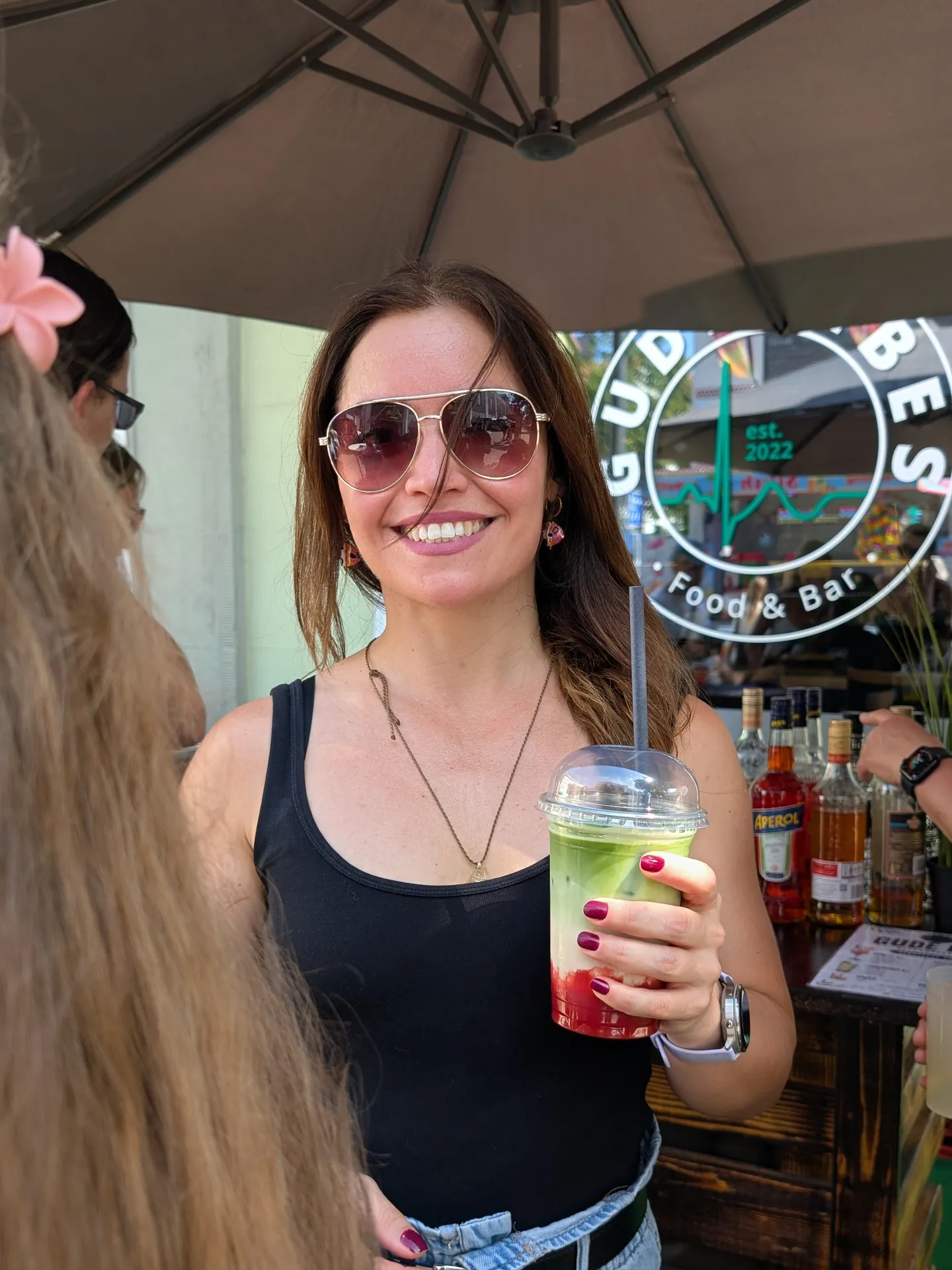 Magdalena mit Iced Matcha Latte Strawberry im Gude Vibes Uelzen