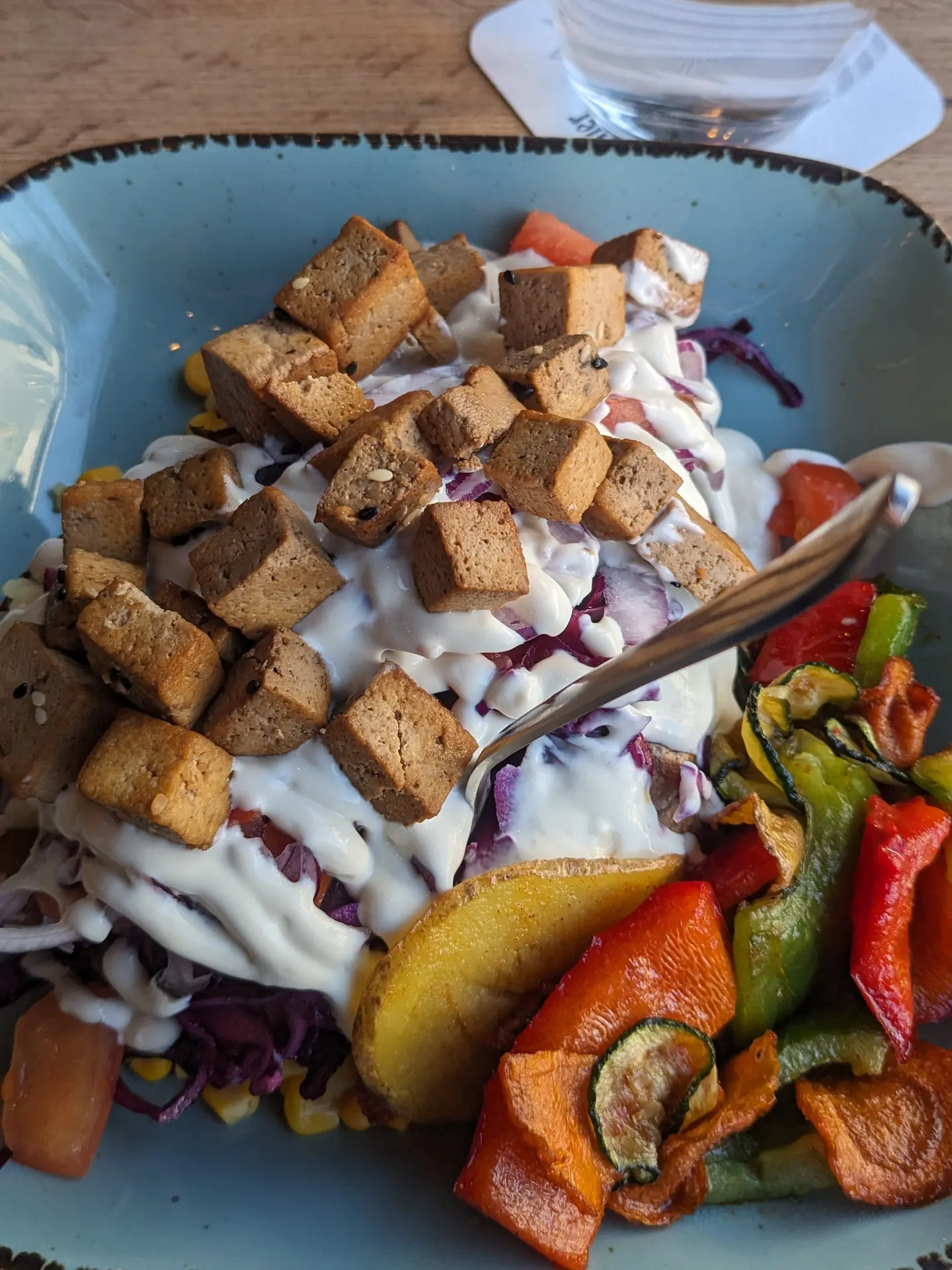 Vegan Kumpir mit Tofu und Sesamsoße im Gude Vibes Uelzen