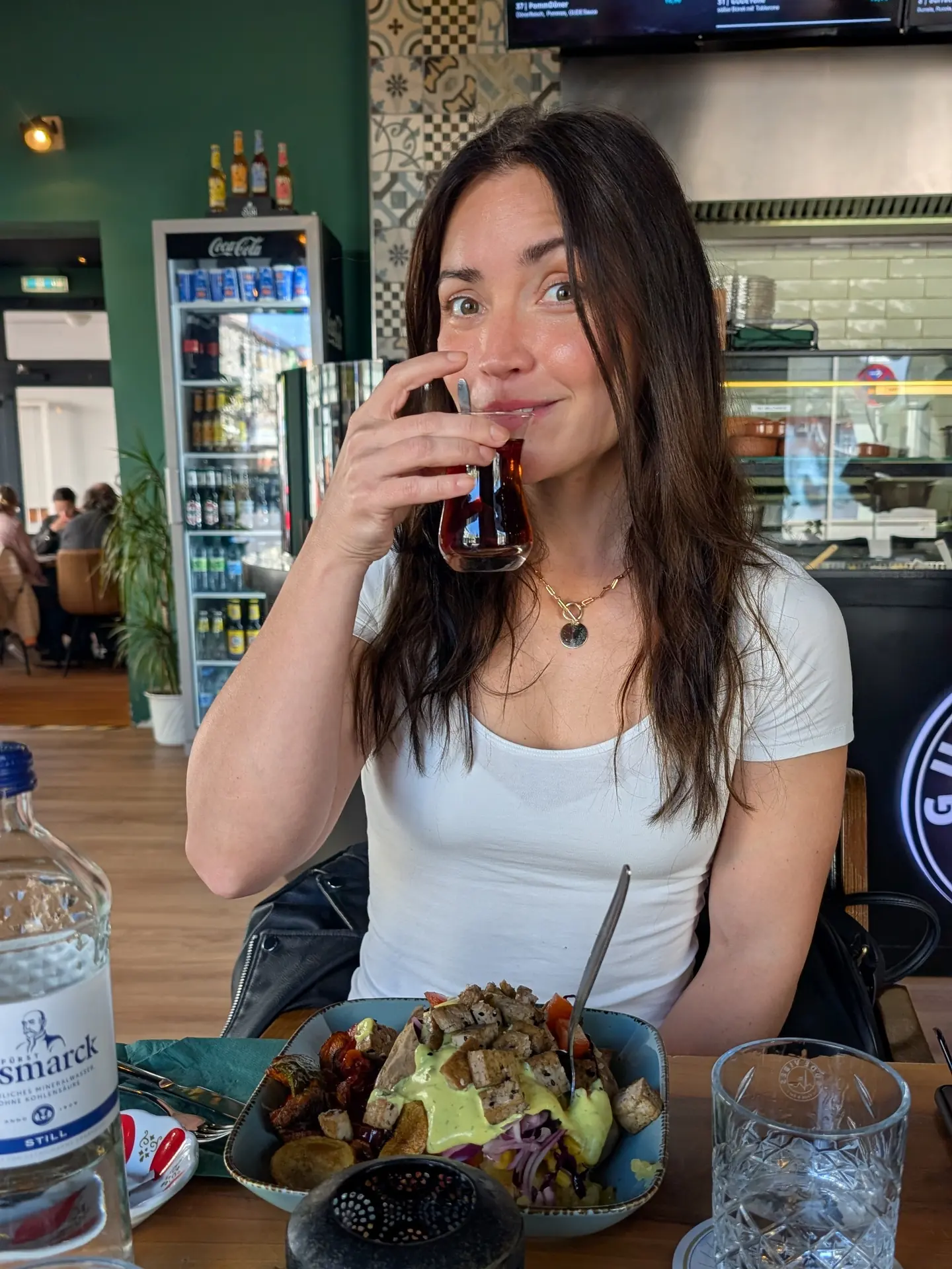 Magdalena mit Kumpir und türkischem Tee im Gude Vibes Uelzen