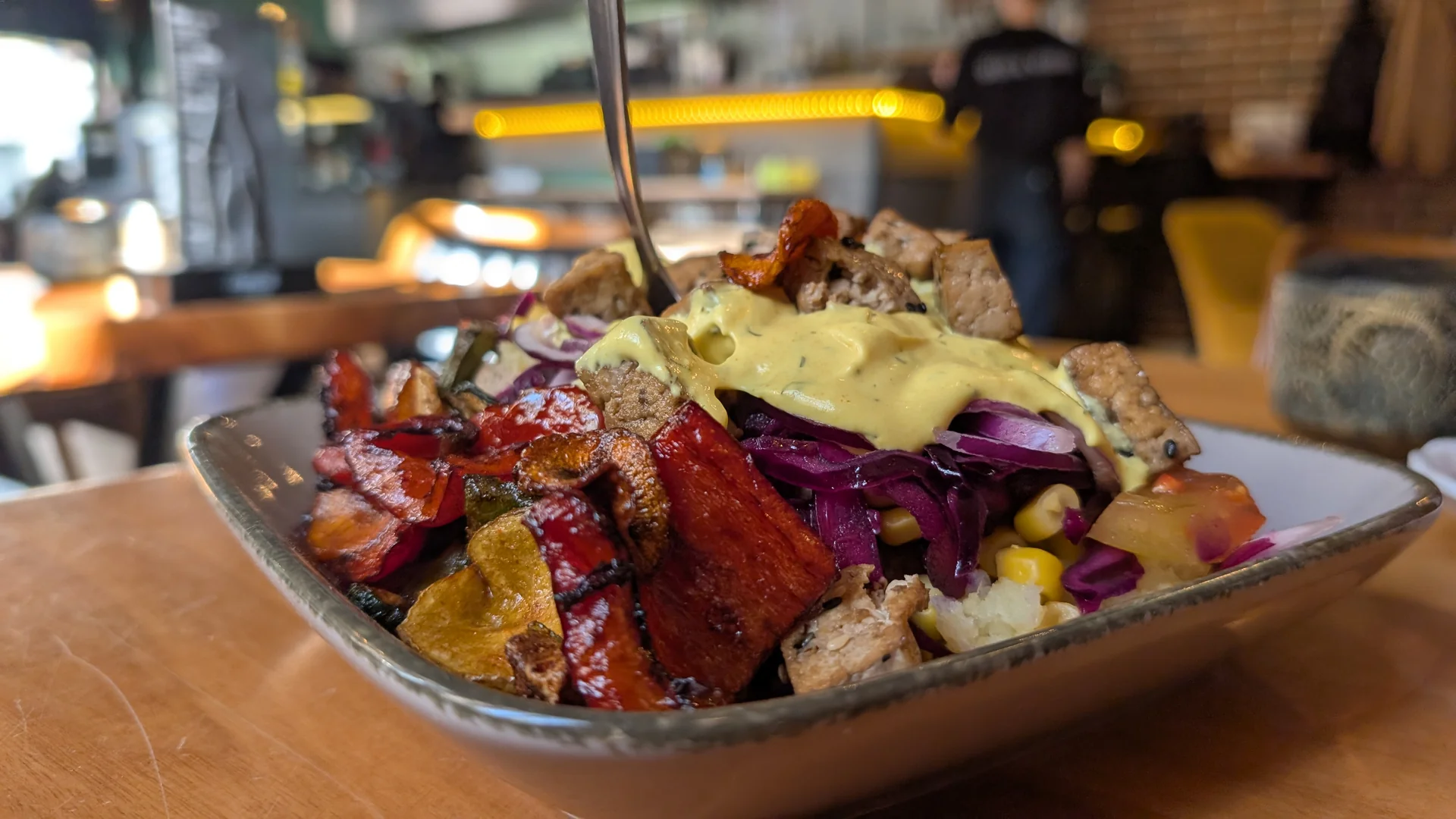 Vegan Kumpir mit Tofu, Grillgemüse und Rotkraut im Gude Vibes Uelzen