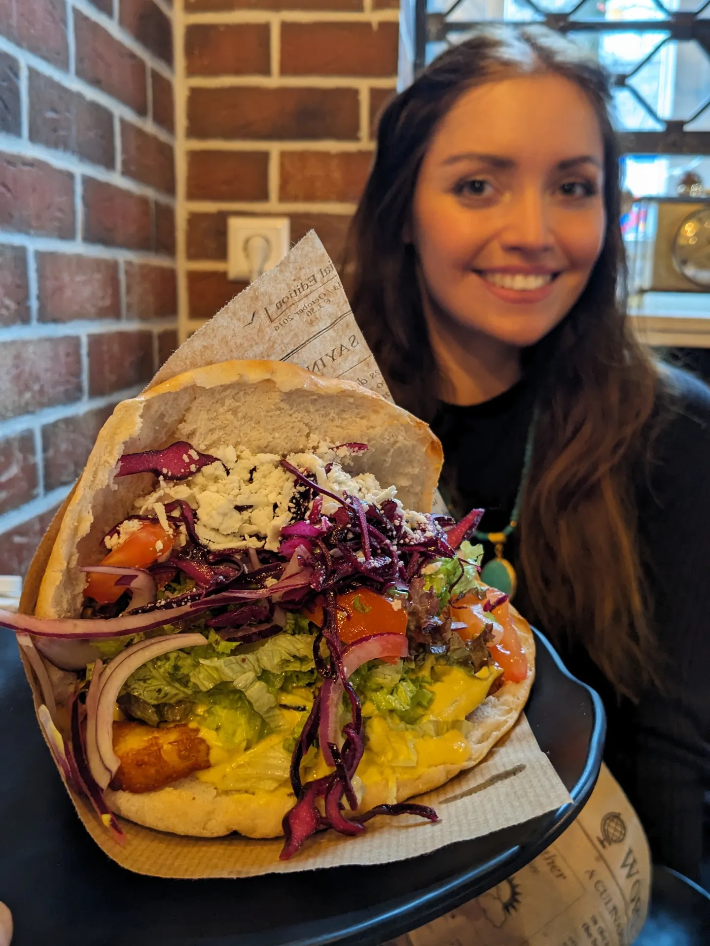 Magdalena mit Halloumi Sandwich im Gude Vibes Uelzen