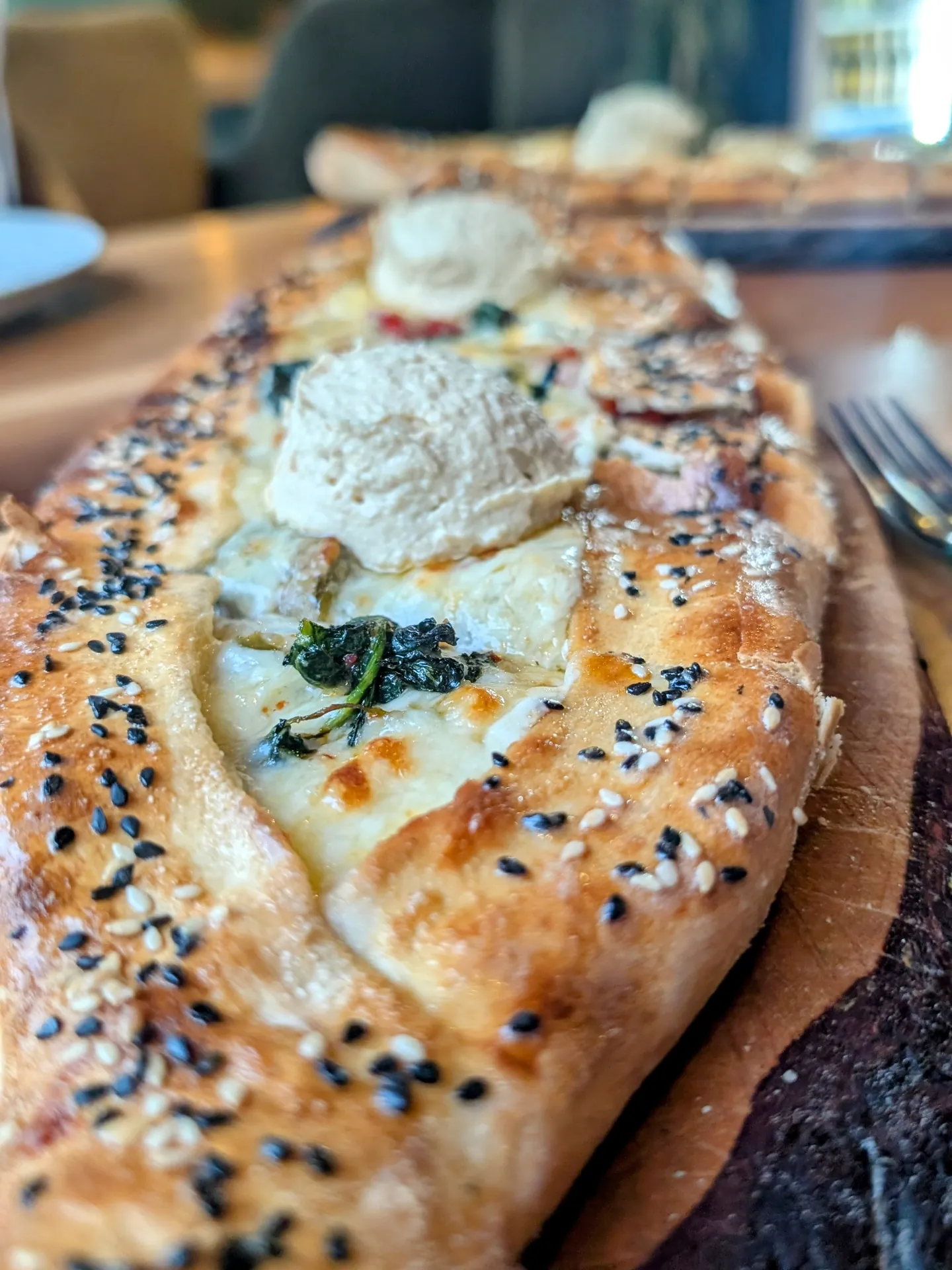 Gude Pide mit Spinat, Käse und Hummus im Gude Vibes Uelzen, frisch aus dem Ofen