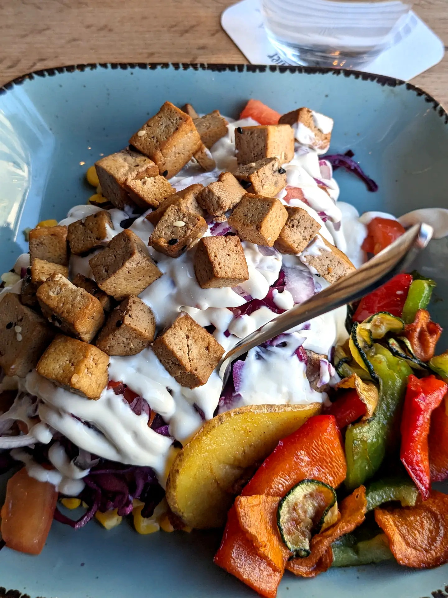 Vegan Kumpir mit Tofu und Sesamsoße im Gude Vibes Uelzen
