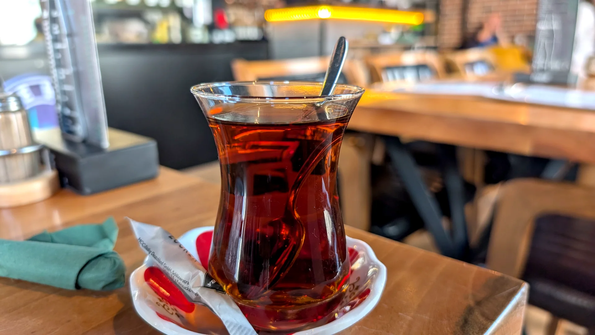 Türkischer Tee im Tulpenglas im Gude Vibes Uelzen