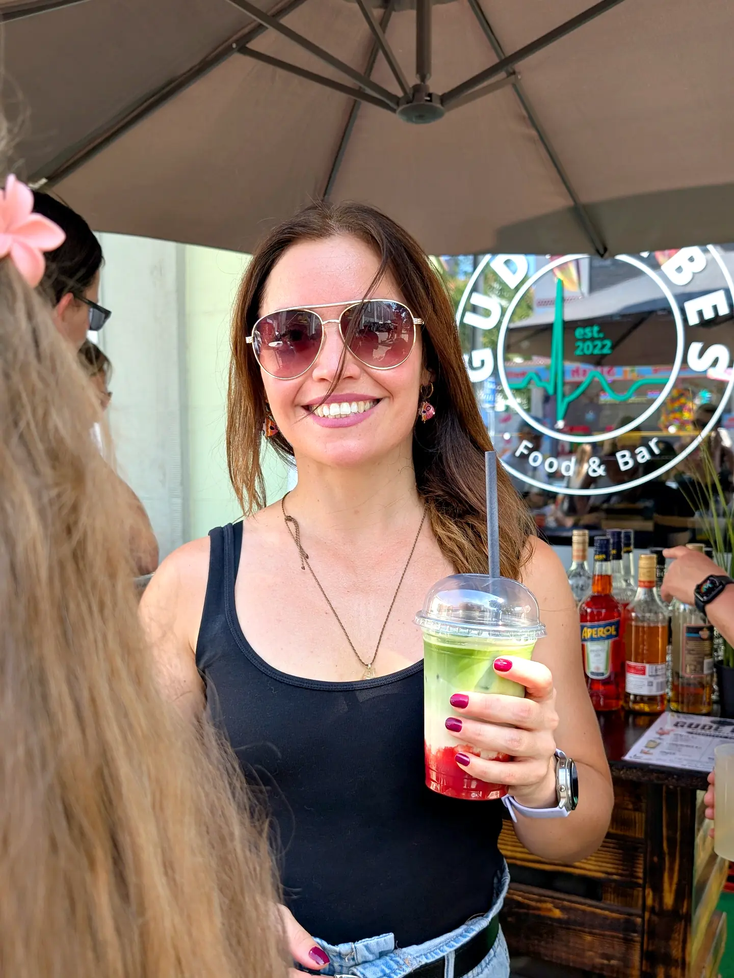 Magdalena mit Iced Matcha Latte Strawberry im Gude Vibes Uelzen