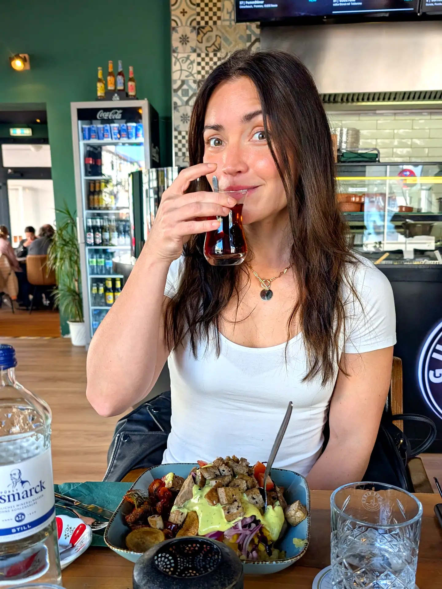 Magdalena mit Kumpir und türkischem Tee im Gude Vibes Uelzen
