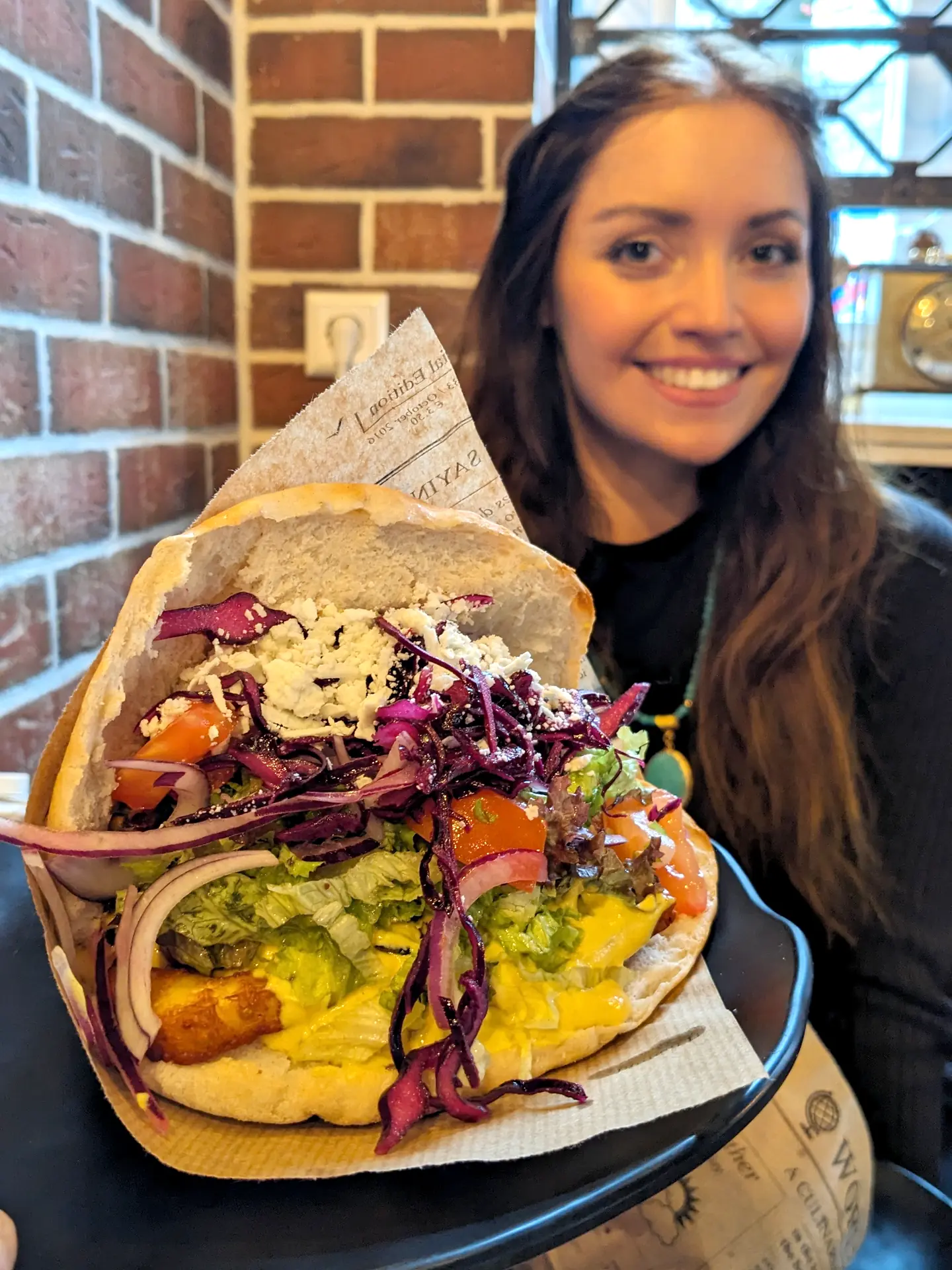 Magdalena mit Halloumi Sandwich im Gude Vibes Uelzen
