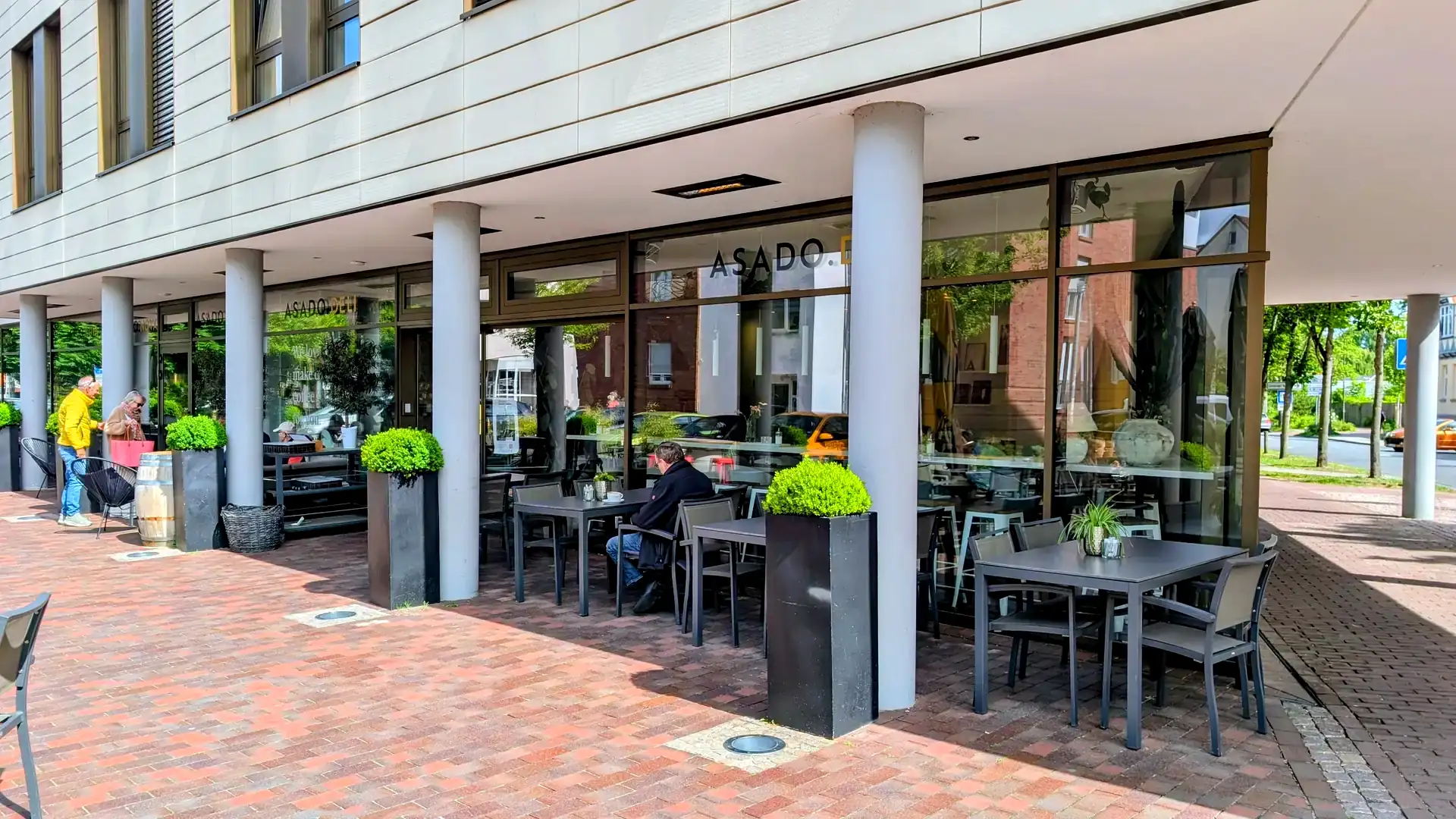 Außenansicht vom Asado.Deli in Uelzen an der Lüneburger Straße mit Glasfront und Außenterrasse