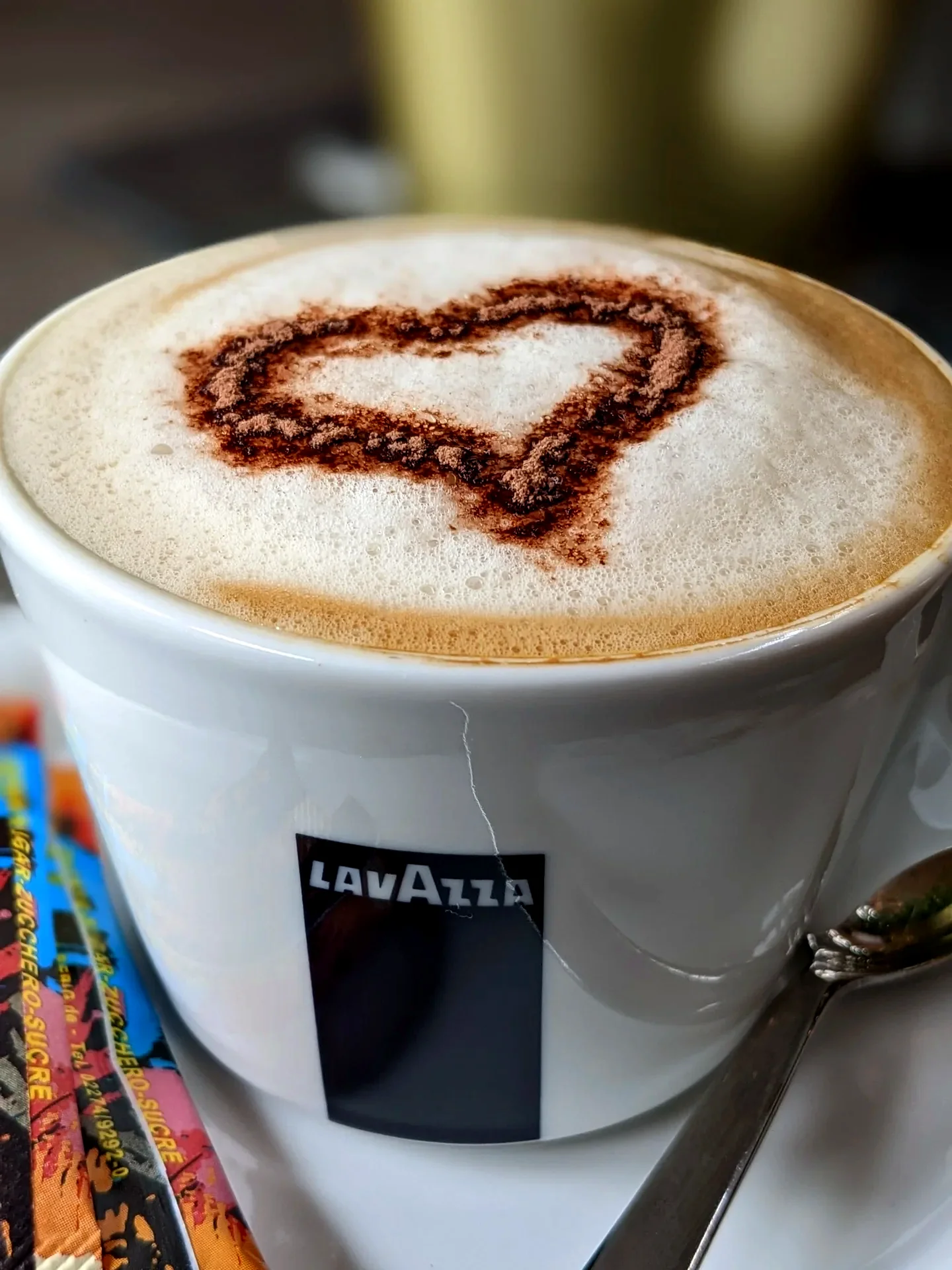 Cappuccino mit Hafermilch und Kakao-Herz im Im Stadtgarten Uelzen