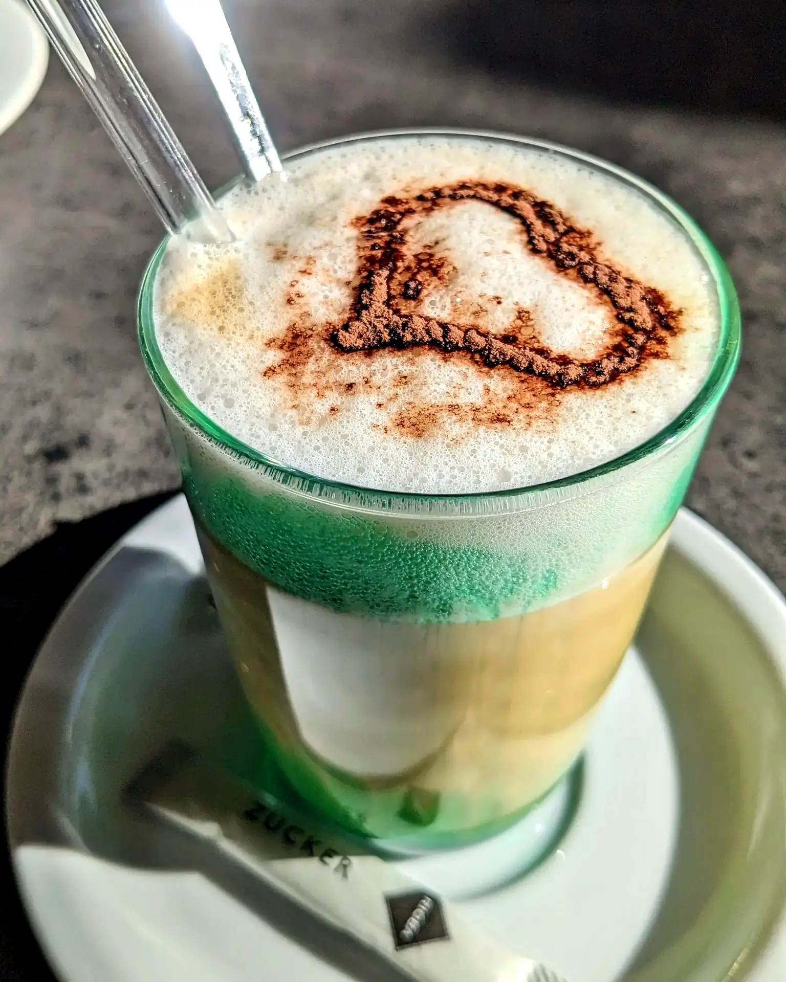 Latte Macchiato mit Hafermilch und Minz-Sirup im Im Stadtgarten Uelzen