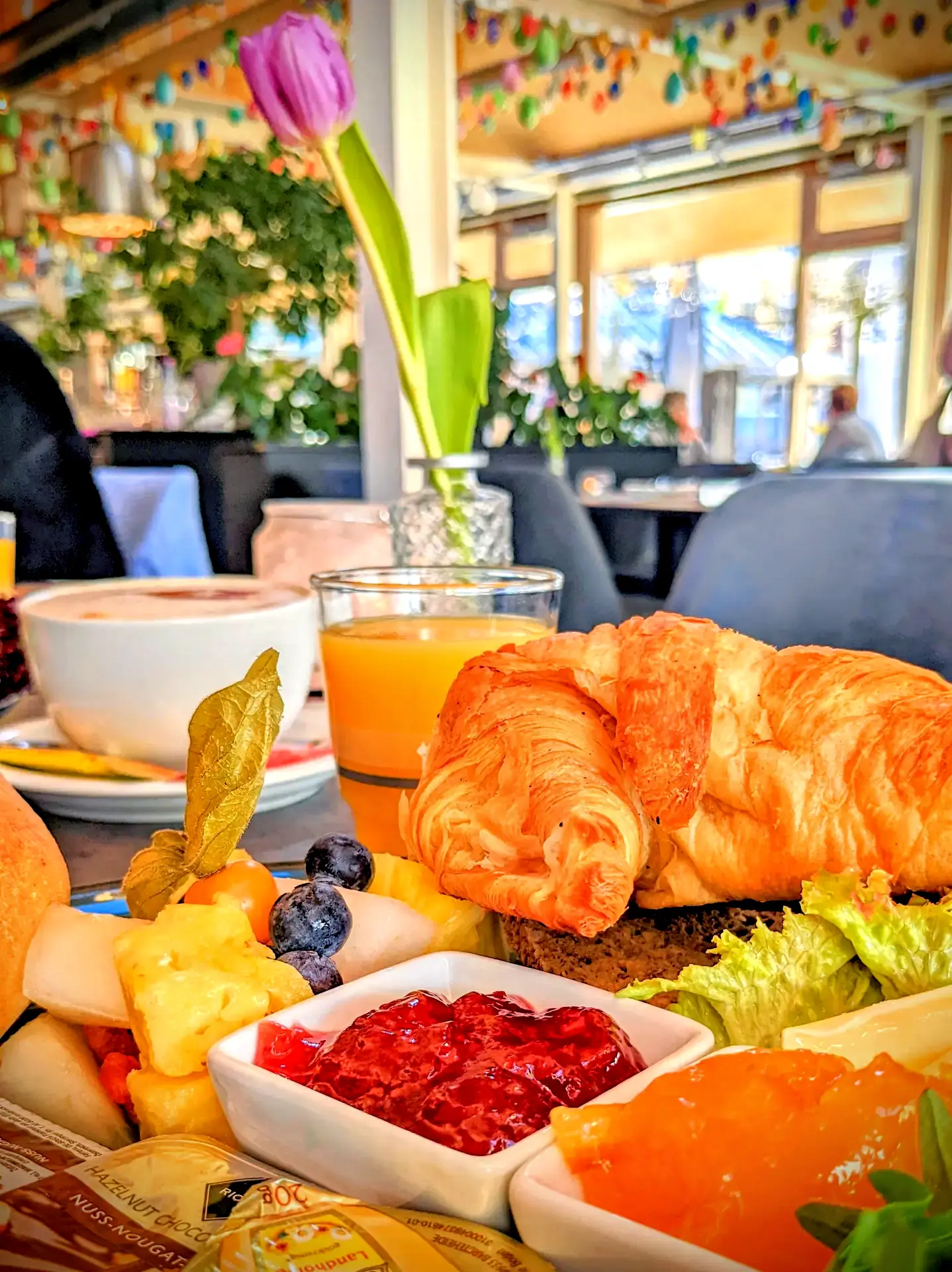 Süßes Frühstück mit Croissant, Obst und Marmelade im Im Stadtgarten Uelzen