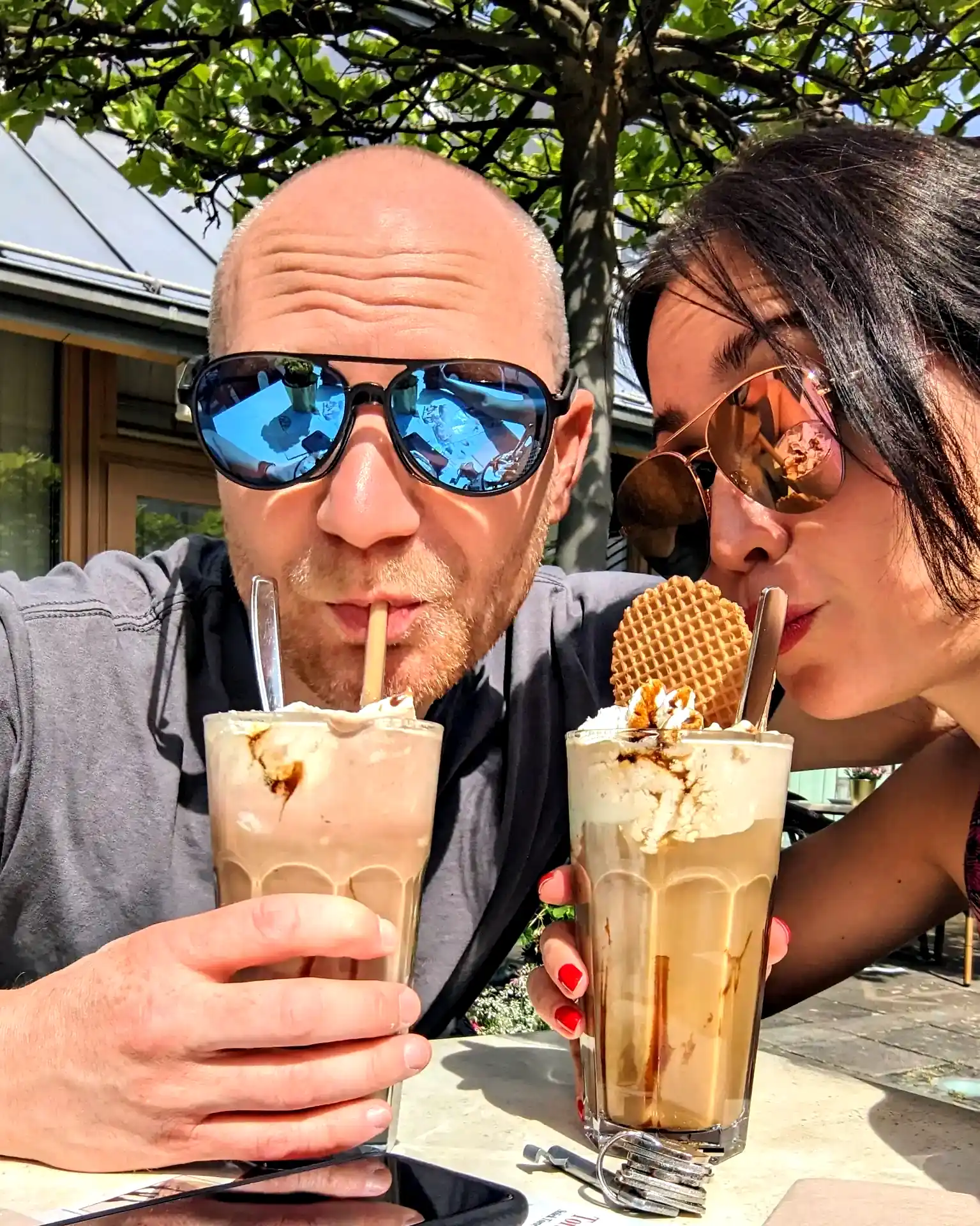 Magdalena und Martin mit Eiskaffee auf der Terrasse vom Im Stadtgarten Uelzen
