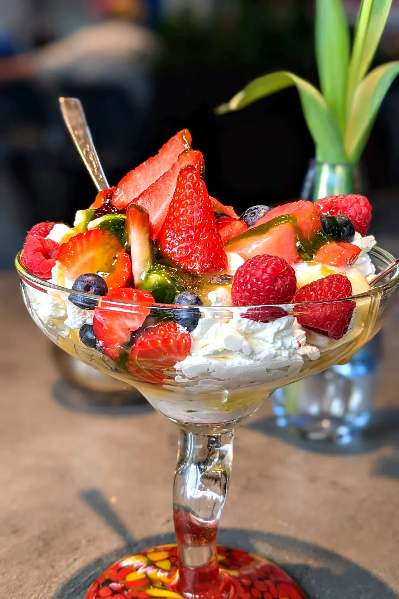 Fruchteisbecher mit Erdbeeren, Himbeeren, Heidelbeeren und Sahne im Eiscafé Im Stadtgarten Uelzen