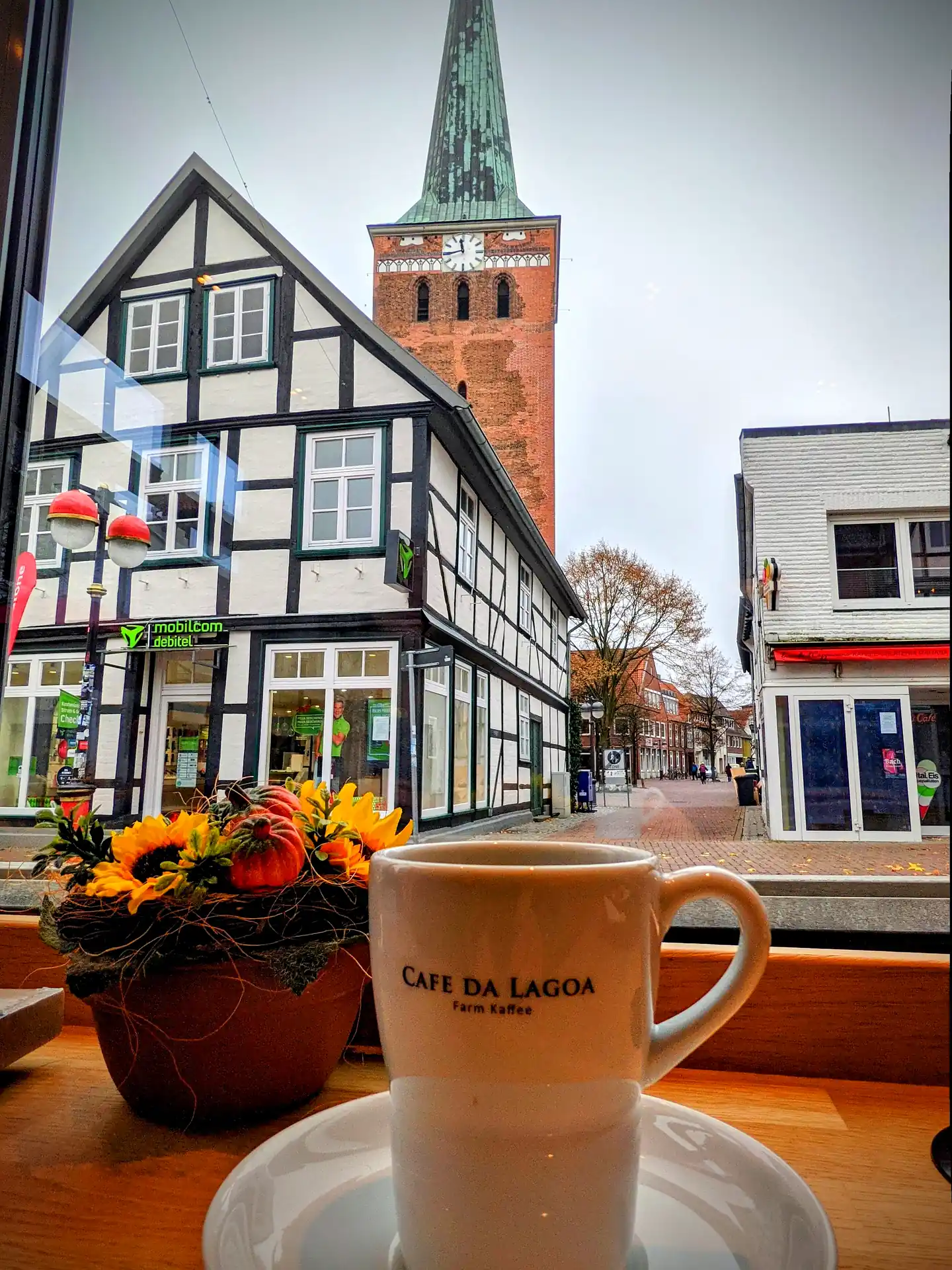 Blick aus dem Fenster der Bäckerei Warnecke in Uelzen auf die St.-Marien-Kirche, davor eine Tasse Kaffee