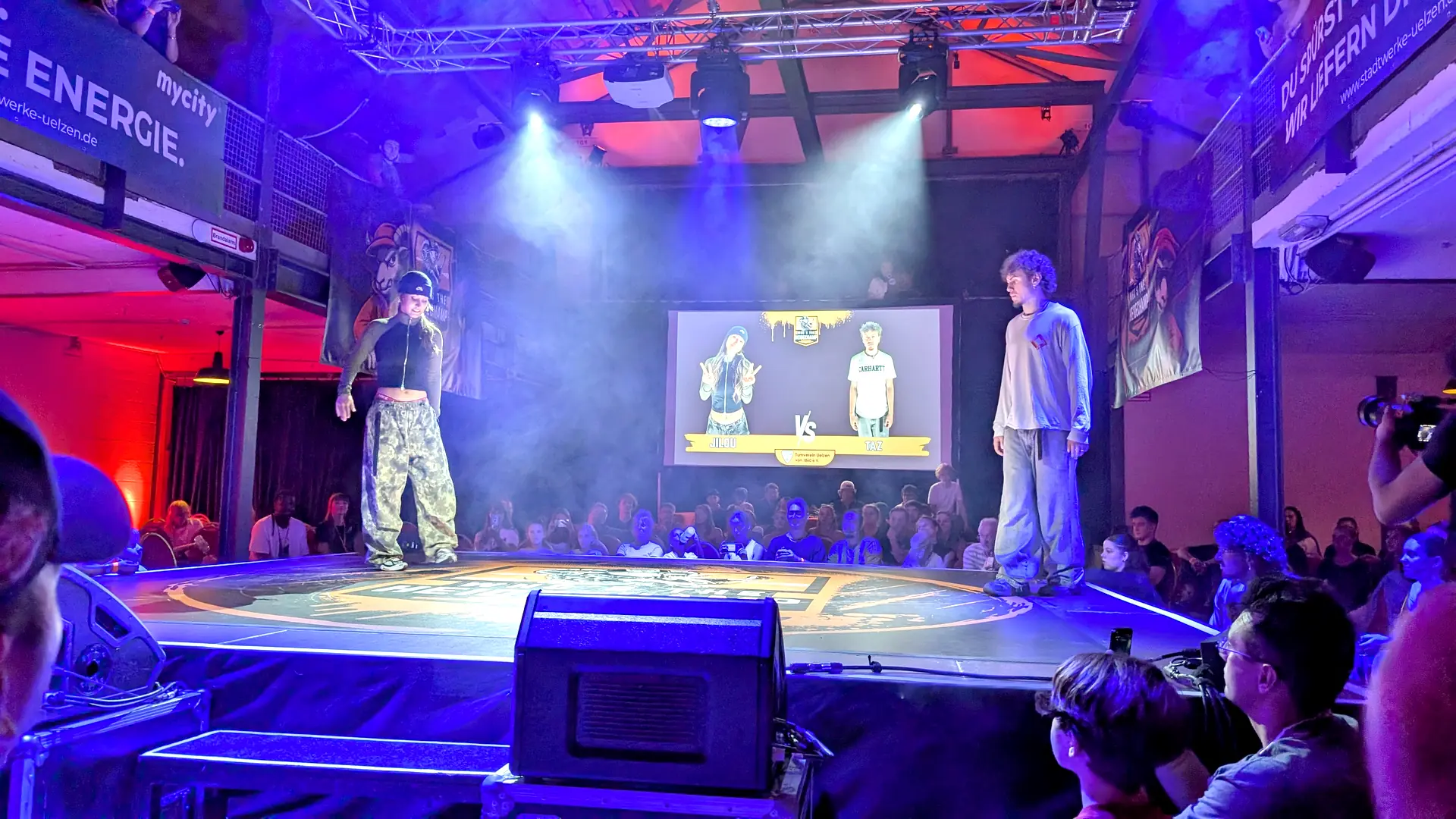 Dance Battle beim Who's the Heidechampion in der Jabelmannhalle Uelzen, zwei Tänzer auf der Bühne