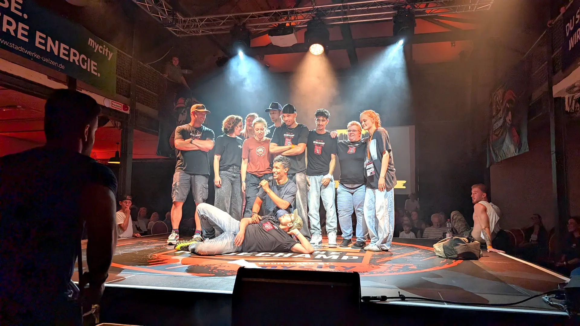 Das Festival-Team von Who's the Heidechampion auf der Bühne der Jabelmannhalle Uelzen