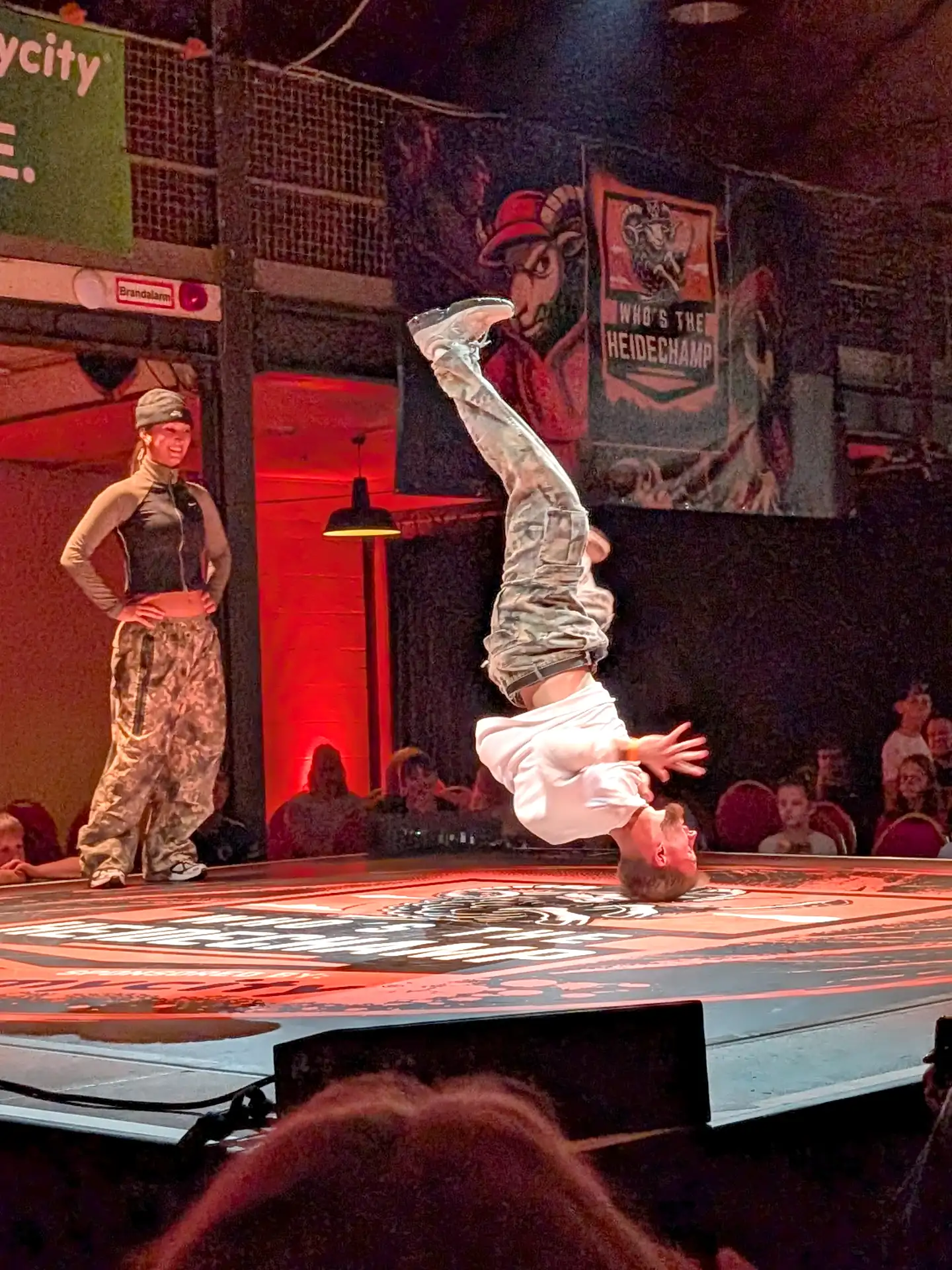 Headspin beim Breaking Battle des Heidechampion in Uelzen, Jilou schaut zu