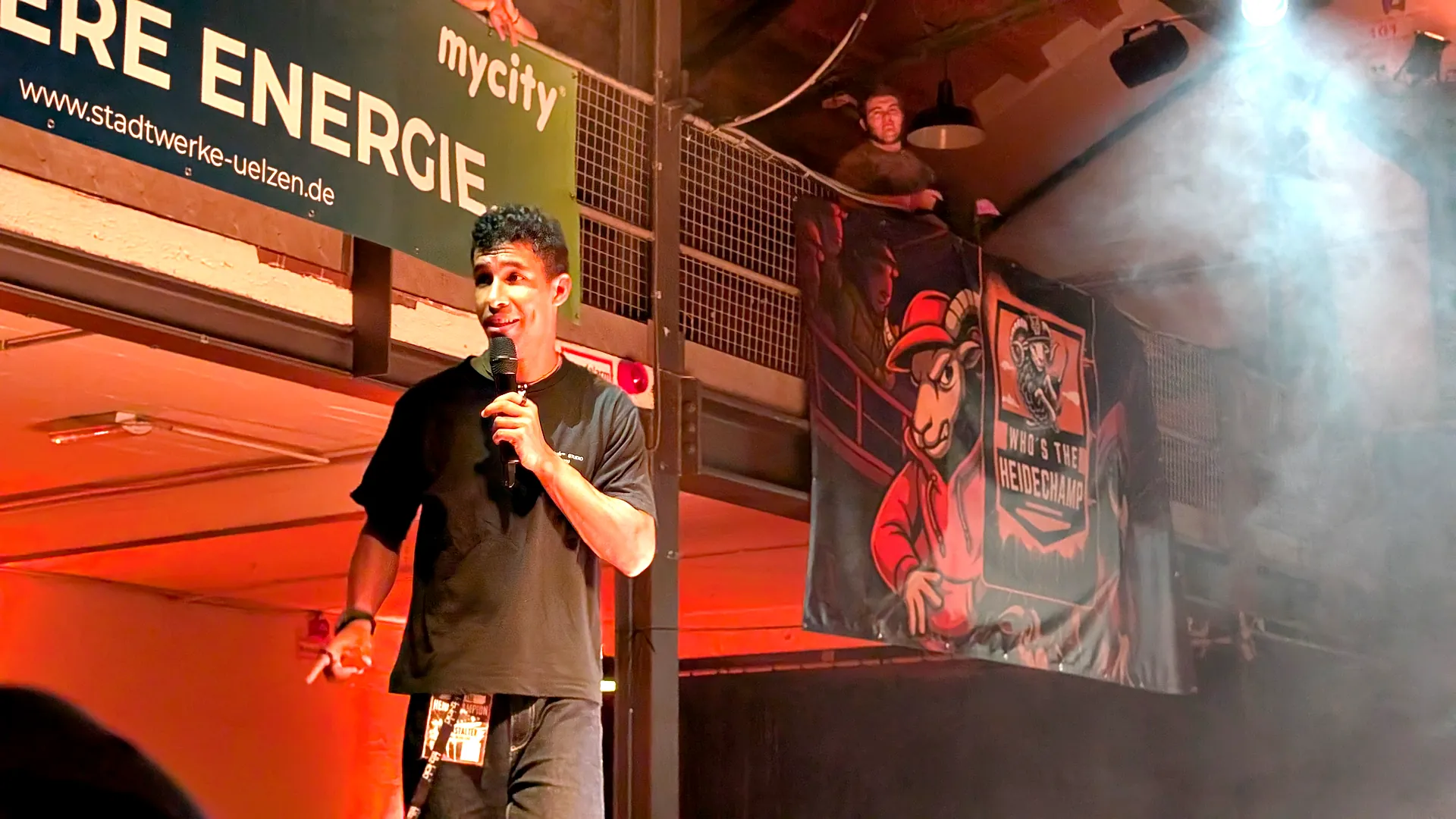 Host Shoki mit Mikrofon beim Who's the Heidechampion in der Jabelmannhalle Uelzen