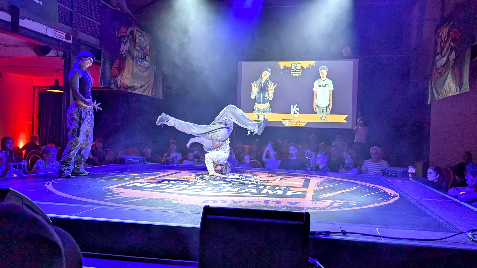 Breaking Battle beim Heidechampion Uelzen, Tänzer im Headspin vor der Leinwand