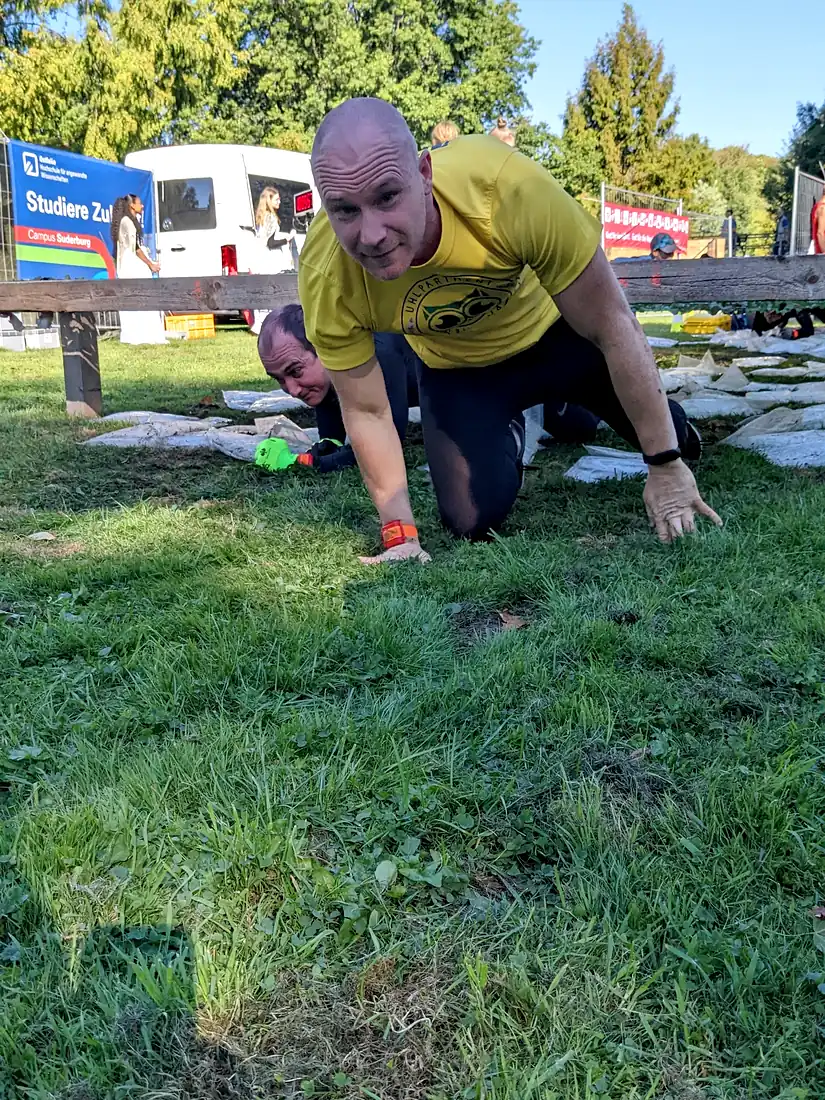 Martin kriecht bei der Heraklidenschlacht Uelzen unter einem Kriechhindernis hindurch