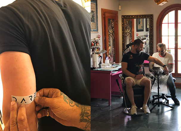 Un tatouage du logo DARE | Brand Factory fait à Los Angeles 