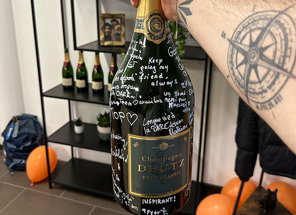 Une bouteille de champagne pour célébrer les nouveaux bureaux DARE | Brand Factory