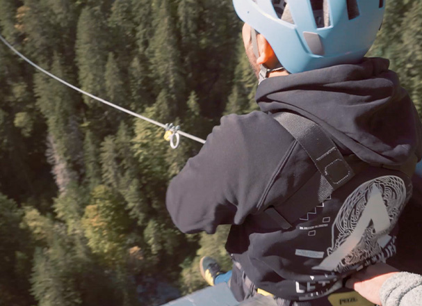 Saut en bungy jump dans une vallée en suisse avec tous nos clients DARE | Brand Factory