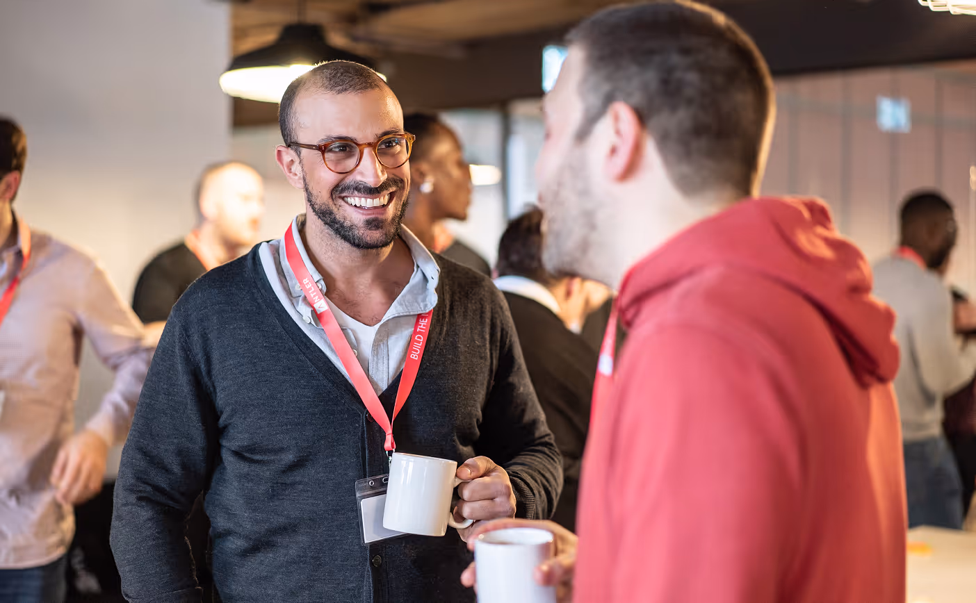 앤틀러 창업자가 커피를 마시고 있다
