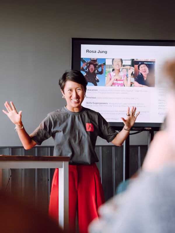 fundadora-apresentando-ideias-no-powerpoint