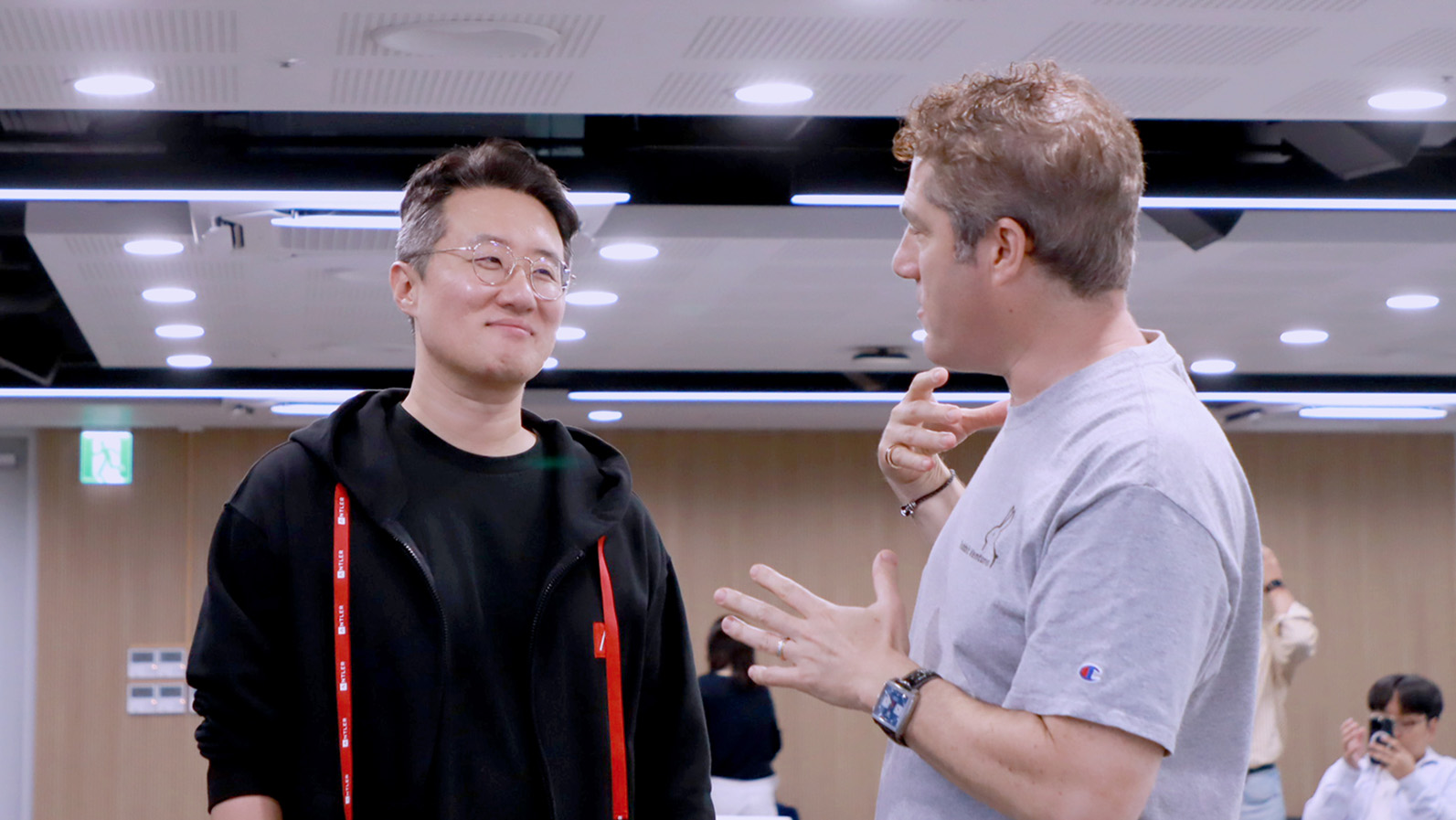 두 창업자가 대화를 나누고 있다