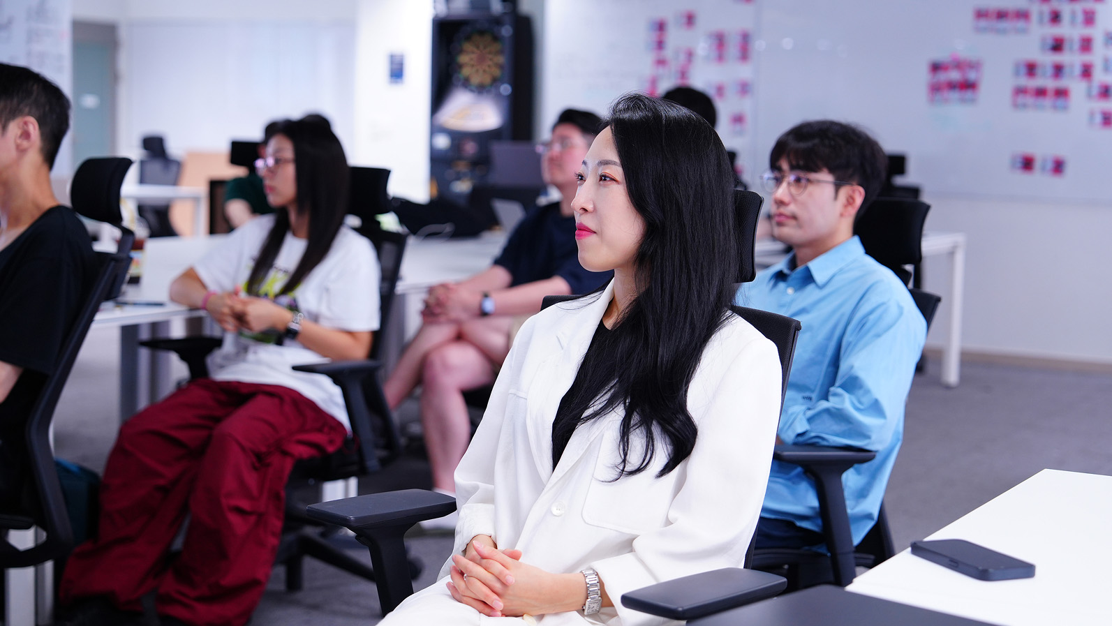 사슴뿔 무리가 발표를 듣고 있다