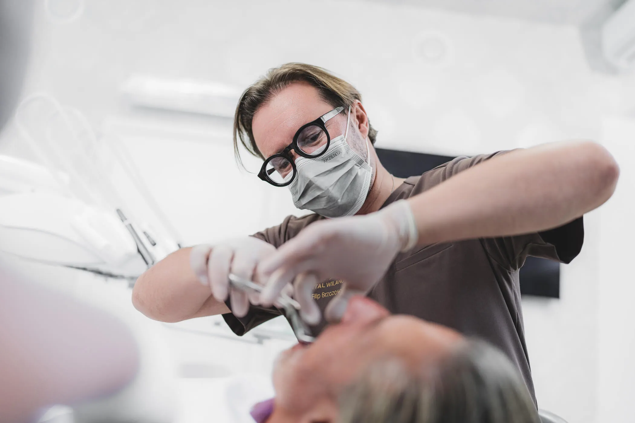 ekstrakcja-chirurgiczna-przygotowanie-pod-implant-dental-wilanow
